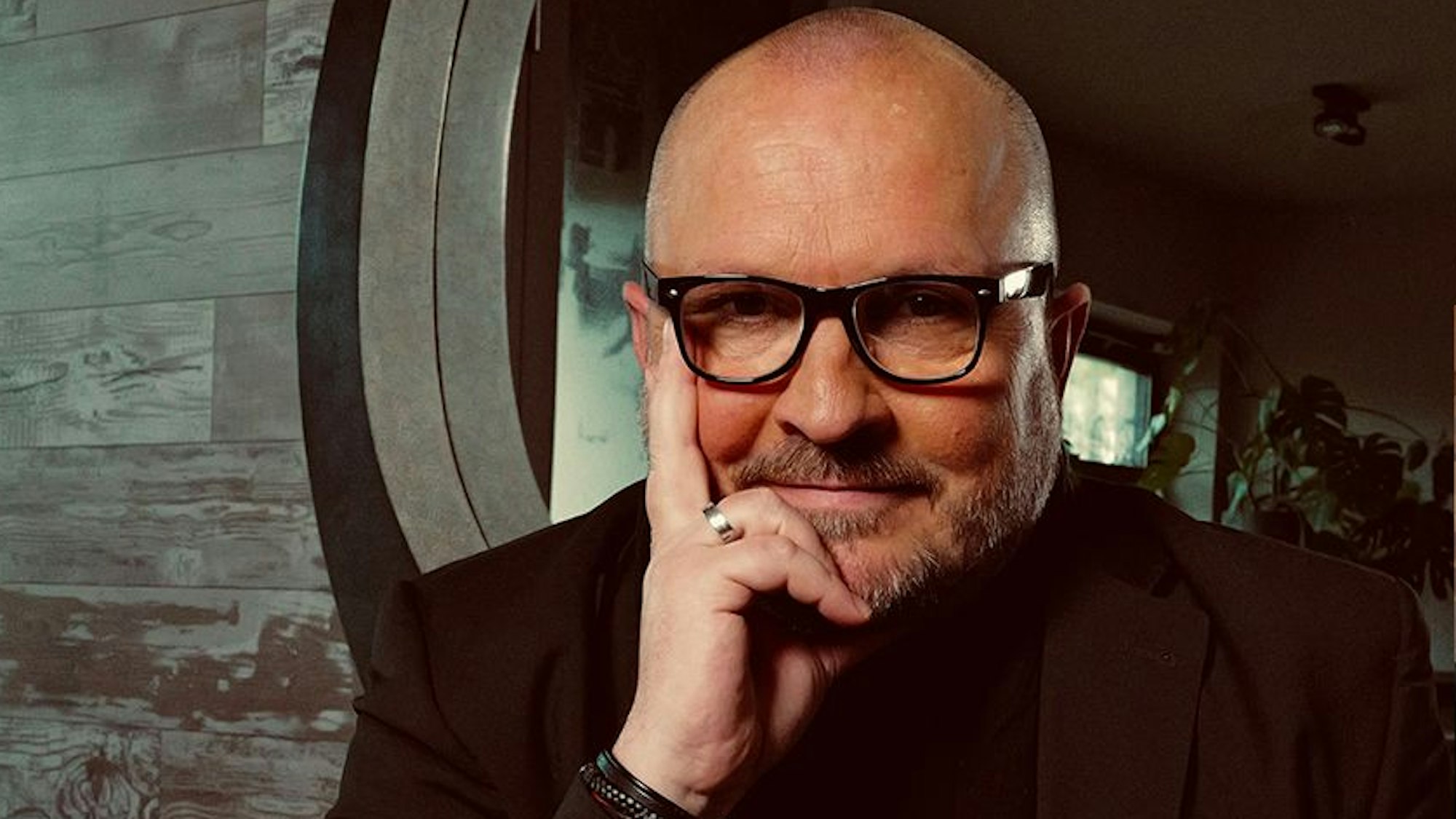 Das Bild zeigt ein Portrait von dem Autor Tim Pröse.