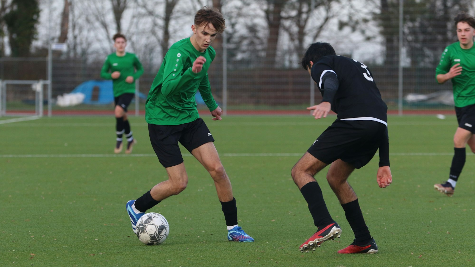 Alexander Bellstädt legt den Ball an einem Gegenspieler vorbei.