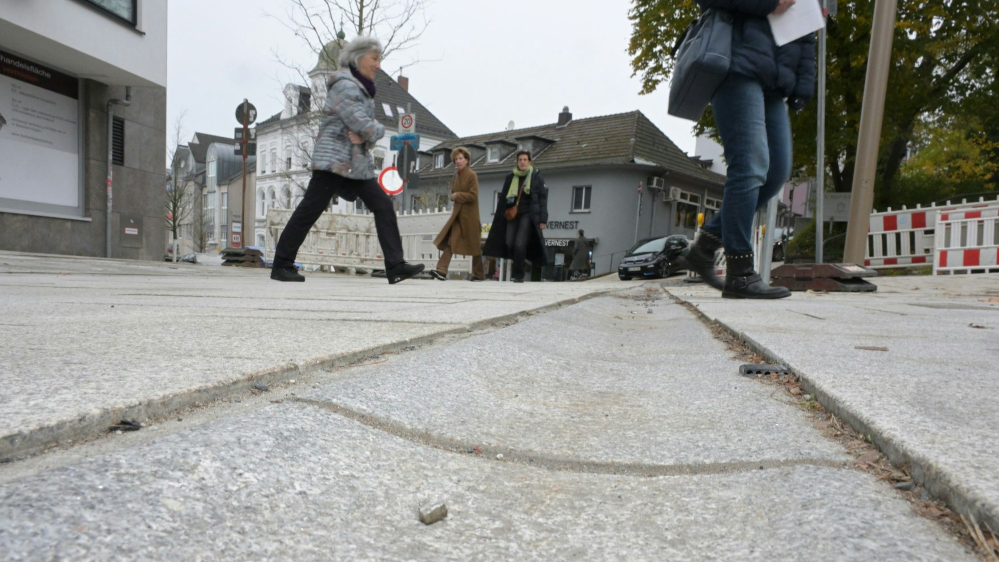 Zu sehen sind die scharfkantigen Versprünge zwischen Regenrinne und Bodenbelag.