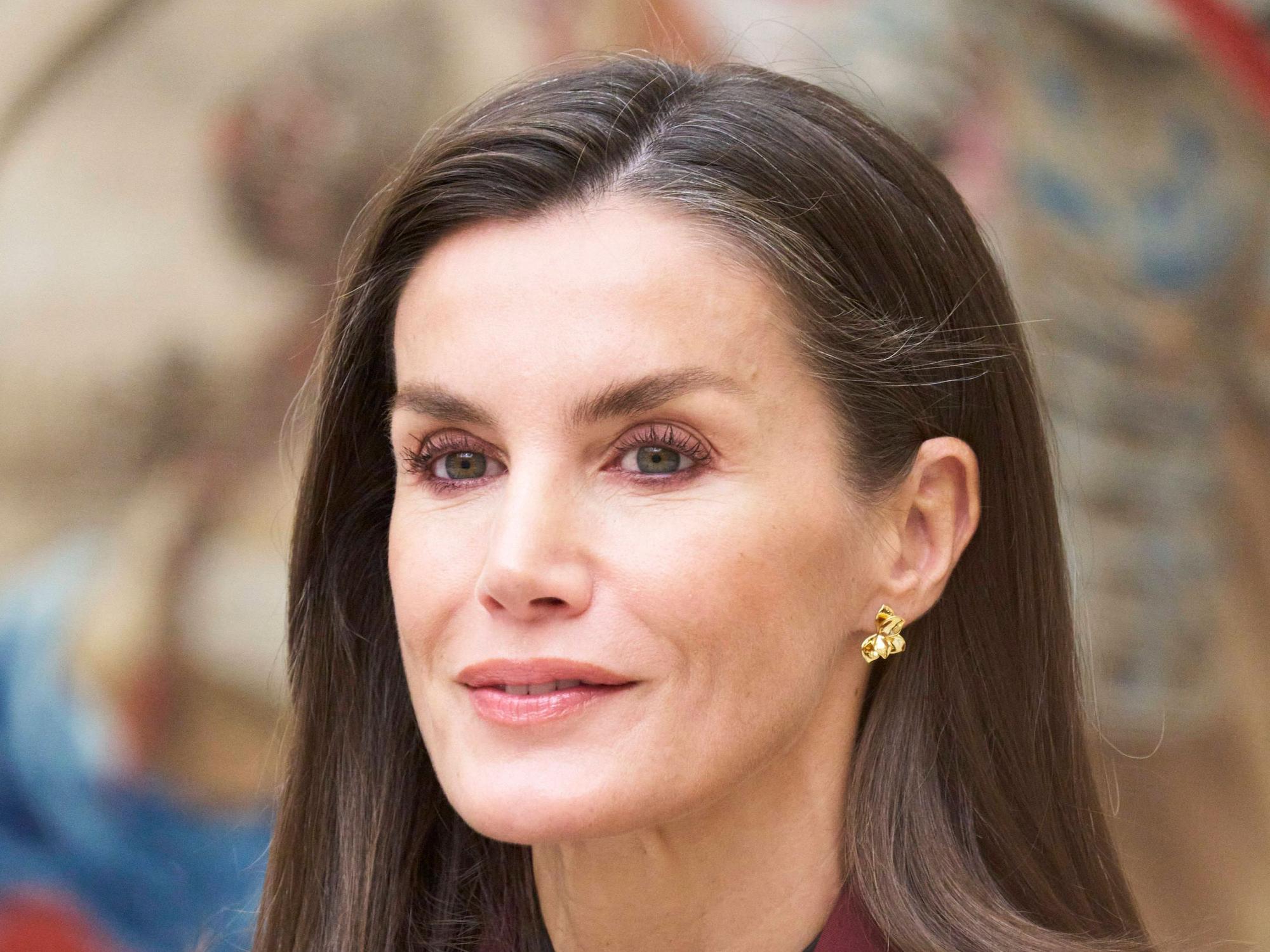 Königin Letizia trägt Ohrringe der valencianischen Marke Singularu.