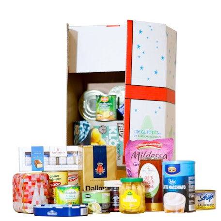 Lebensmittel wie Kaffee, Honig, Dosensuppen und eine Tüte Rotkohl fürs Weihnachtspaket der Altenhilfe.