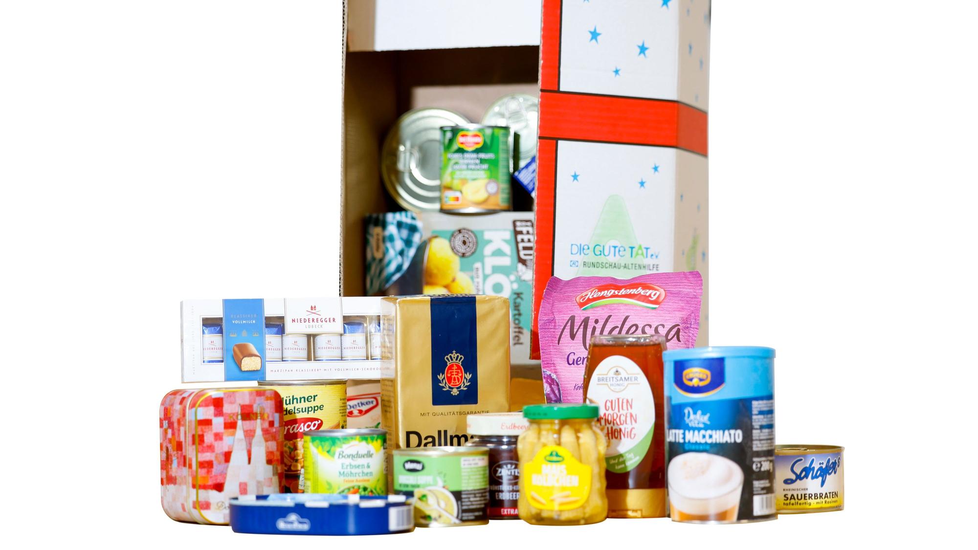 Lebensmittel wie Kaffee, Honig, Dosensuppen und eine Tüte Rotkohl fürs Weihnachtspaket der Altenhilfe.