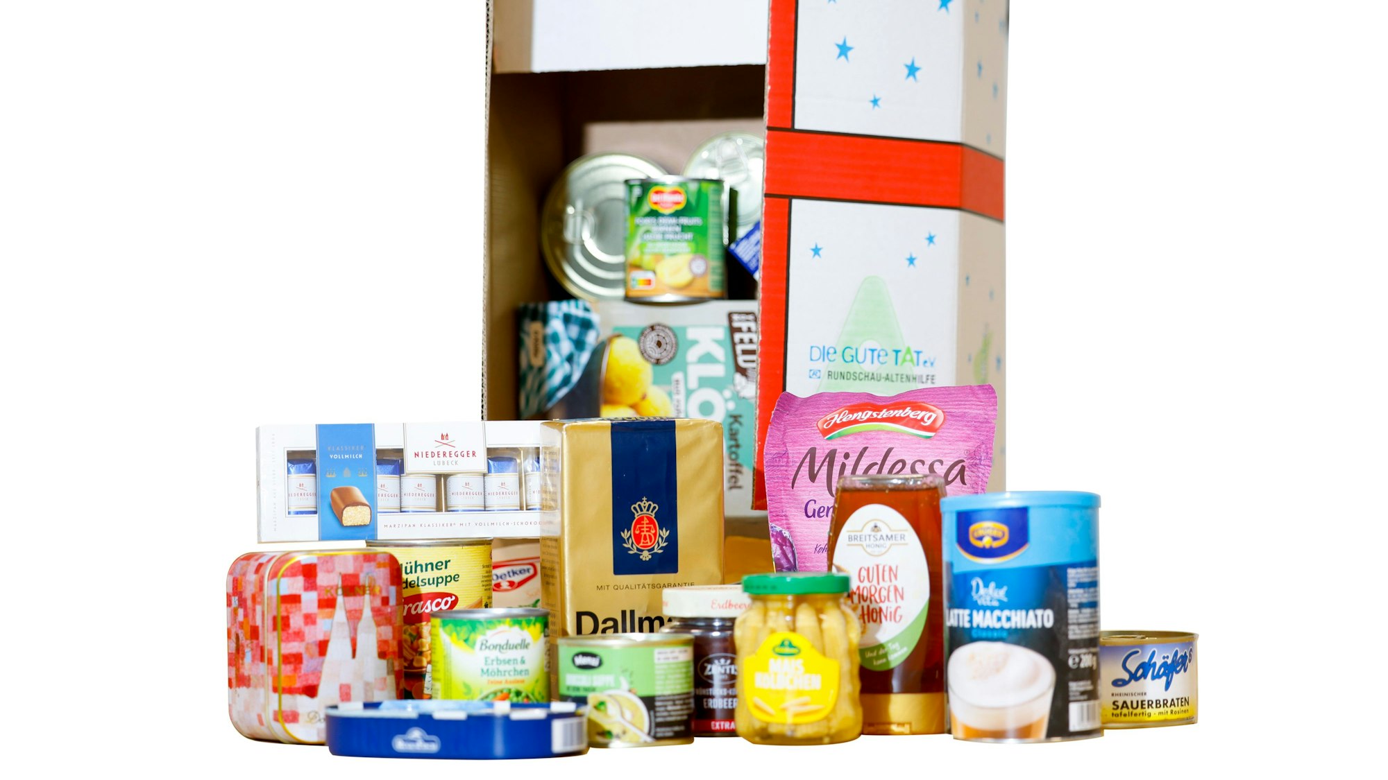 Lebensmittel wie Kaffee, Honig, Dosensuppen und eine Tüte Rotkohl fürs Weihnachtspaket der Altenhilfe.