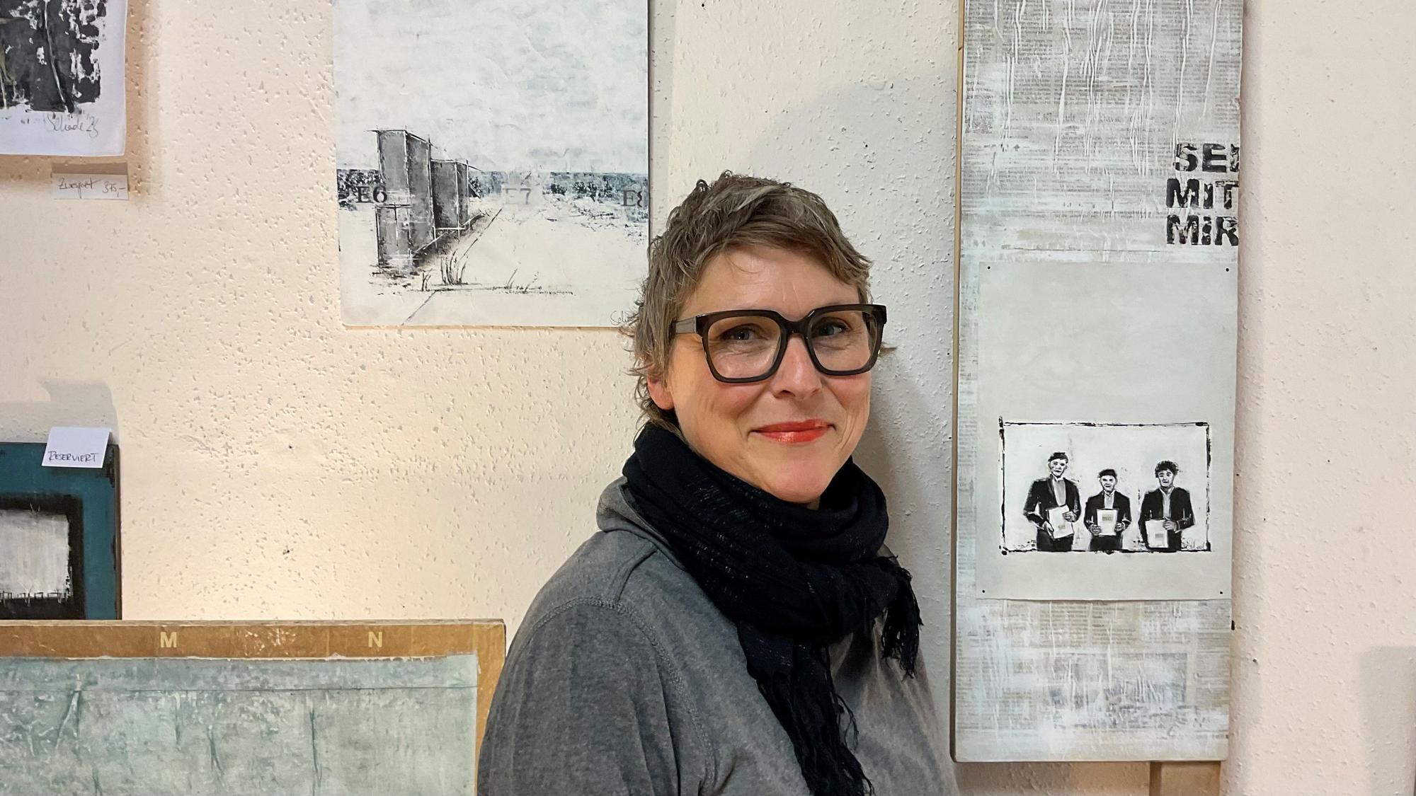 Die Künstlerin Kristina Schade arbeitet in einem in das Geschäft integrierten Atelier ebenfalls gerne mit dem Werkstoff Zeitung.