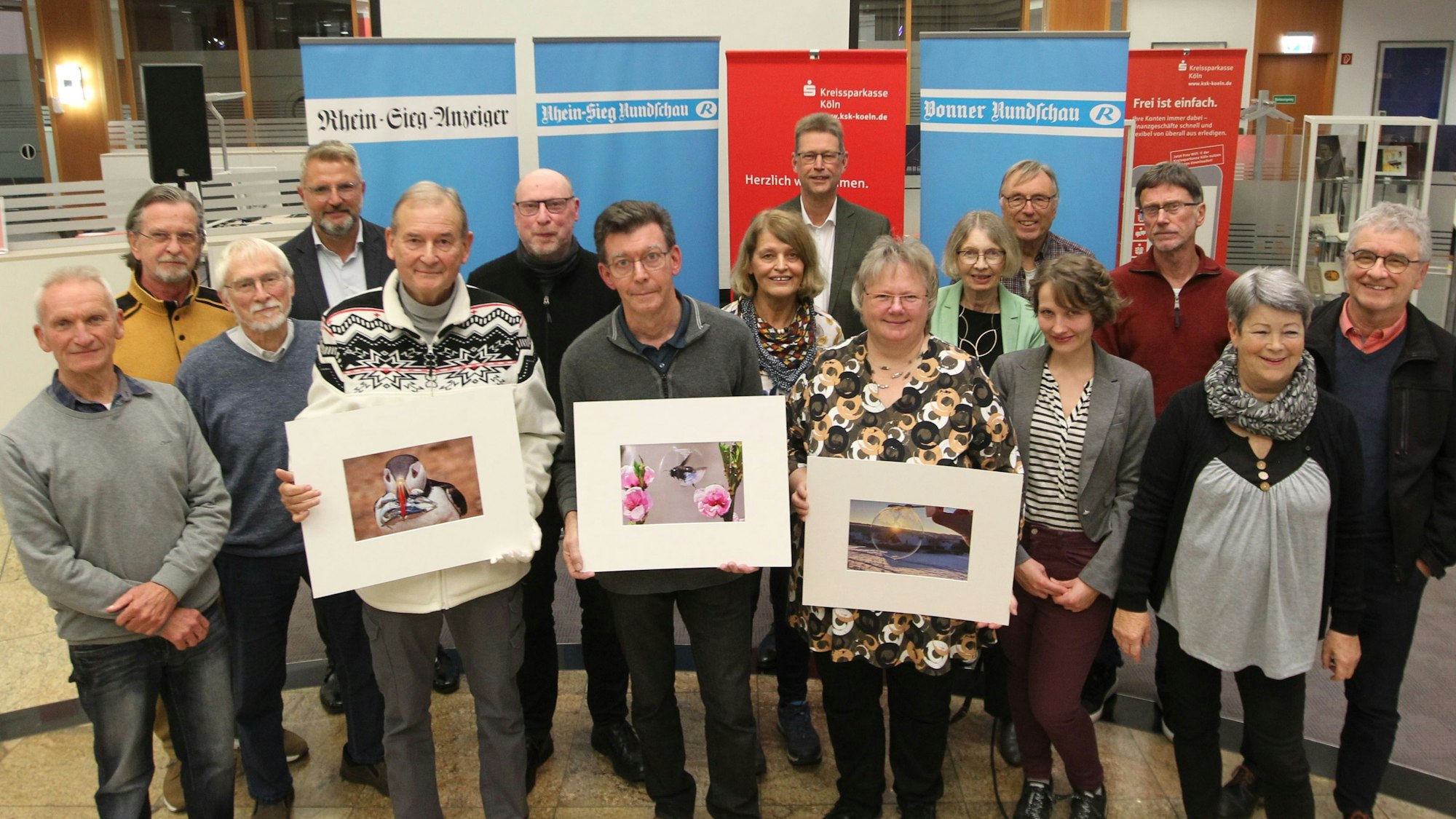 Preisverleihung beim Fotowettbewerb 2024 in der Kreissparkassen-Filiale in Siegburg.
