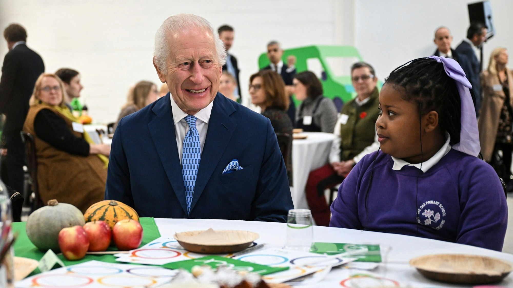 König Charles III. zeigte sich an seinem 76. Geburtstag im Südosten von London bei der Eröffnung des „Coronation Food Project“.