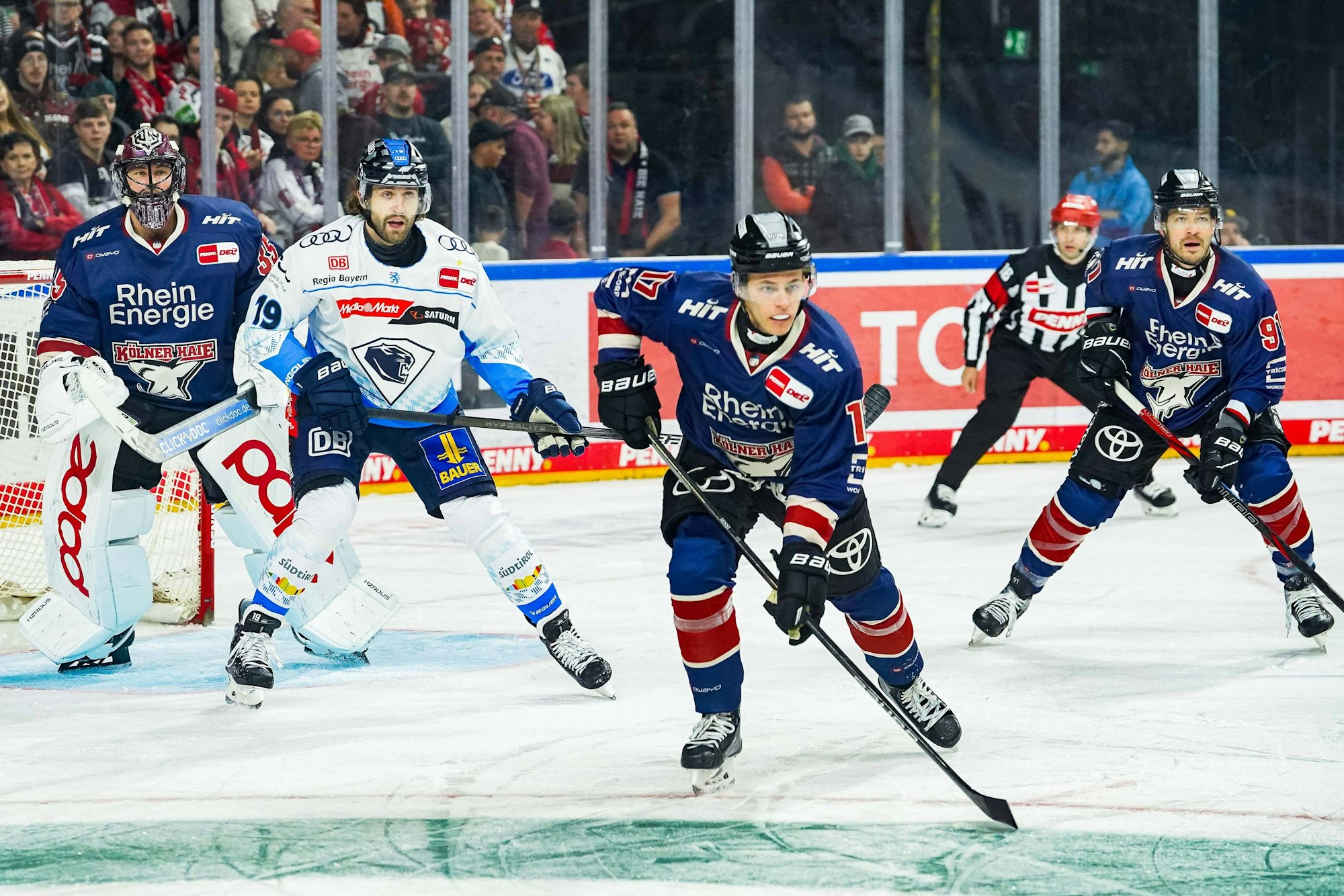 Jan Luca Sennhenn (vorne) verteidigt meistens mit Haie-Kapitän Moritz Müller (r.) in einer Formation.