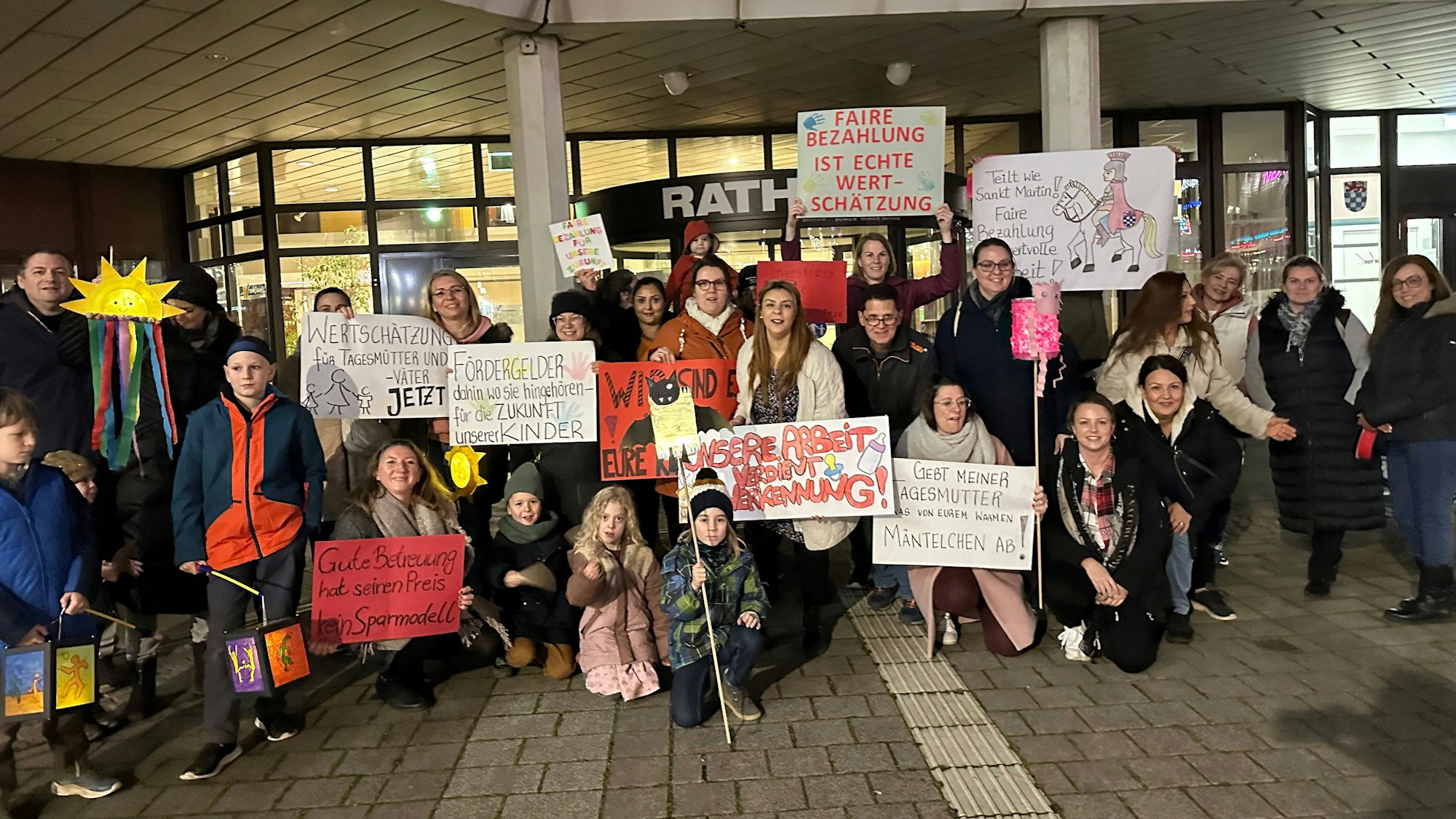 Kindertagespflegepersonen demonstrieren vor dem Rathaus in Sankt Augustin für höhere Entlohnung