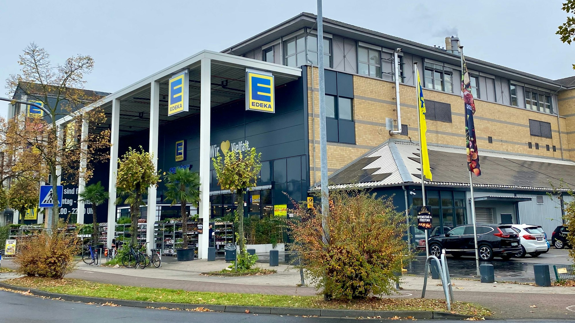 Ein Geschäftsgebäude, in dem eine Edeka-Filiale zu Hause ist.