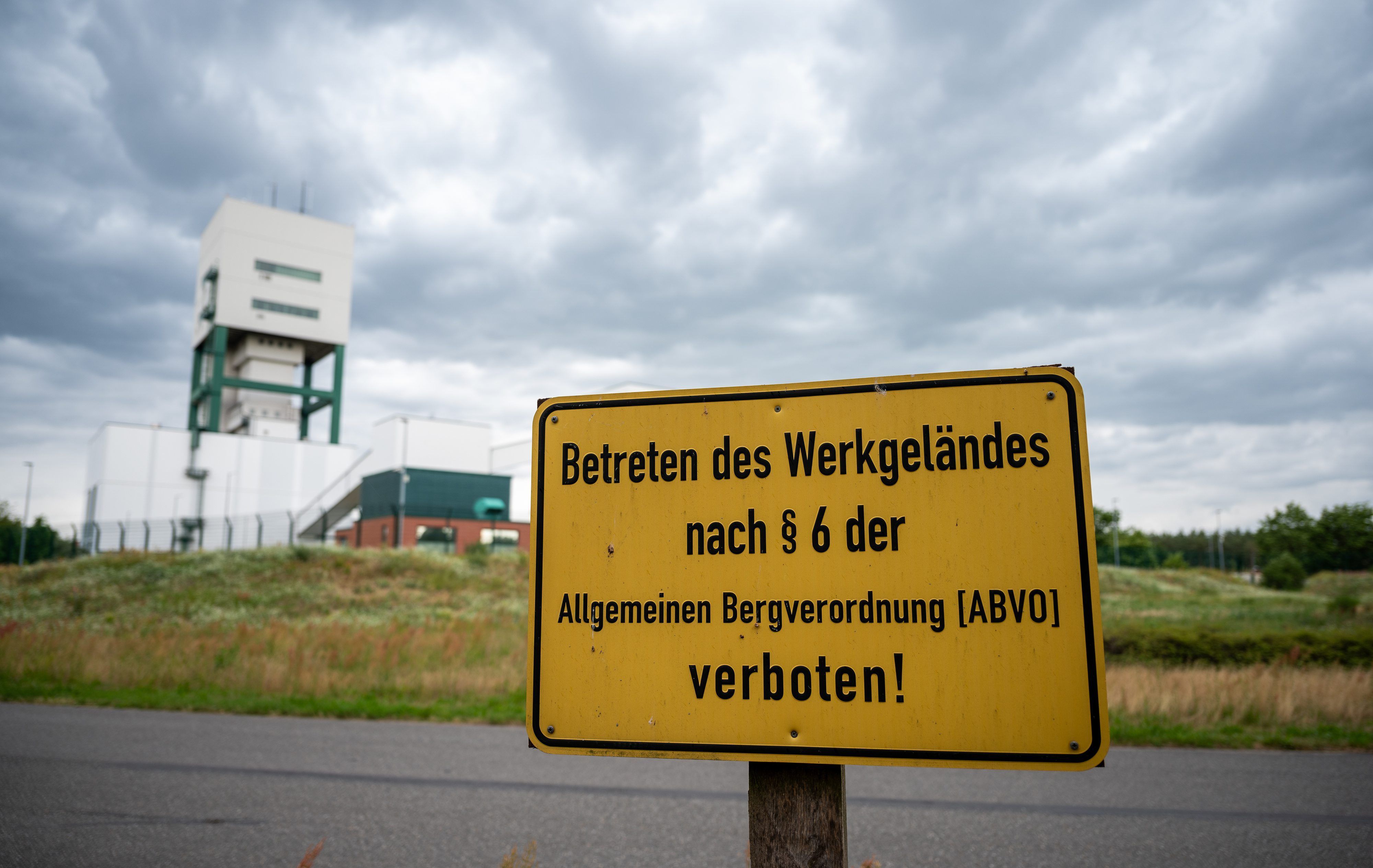 ARCHIV - 04.07.2023, Niedersachsen, Gorleben: Der Förderturm vom ·Schacht Gorleben 1· auf dem Gelände vom ehemaligen Erkundungsbergwerk Gorleben.