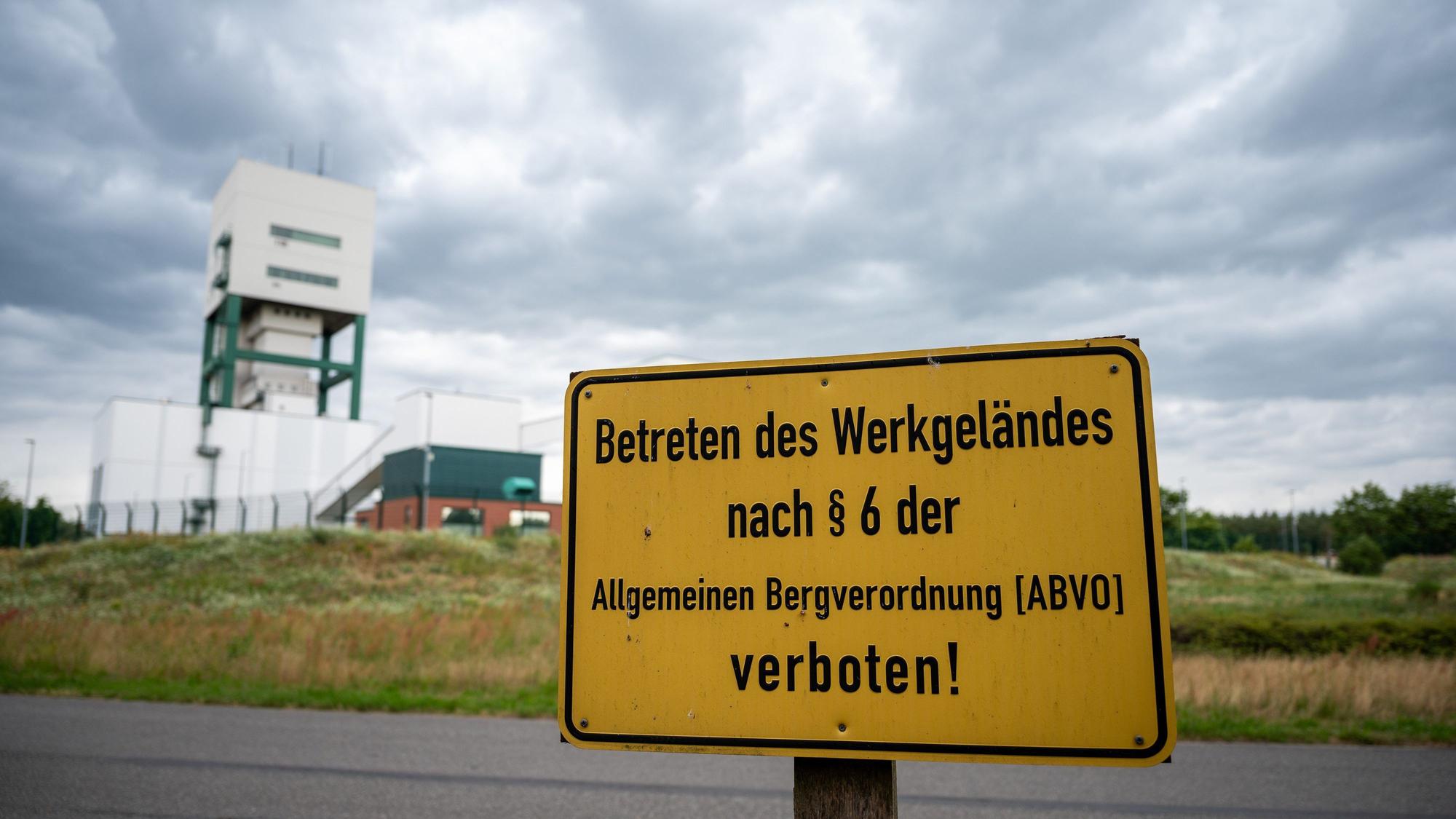 ARCHIV - 04.07.2023, Niedersachsen, Gorleben: Der Förderturm vom ·Schacht Gorleben 1· auf dem Gelände vom ehemaligen Erkundungsbergwerk Gorleben.