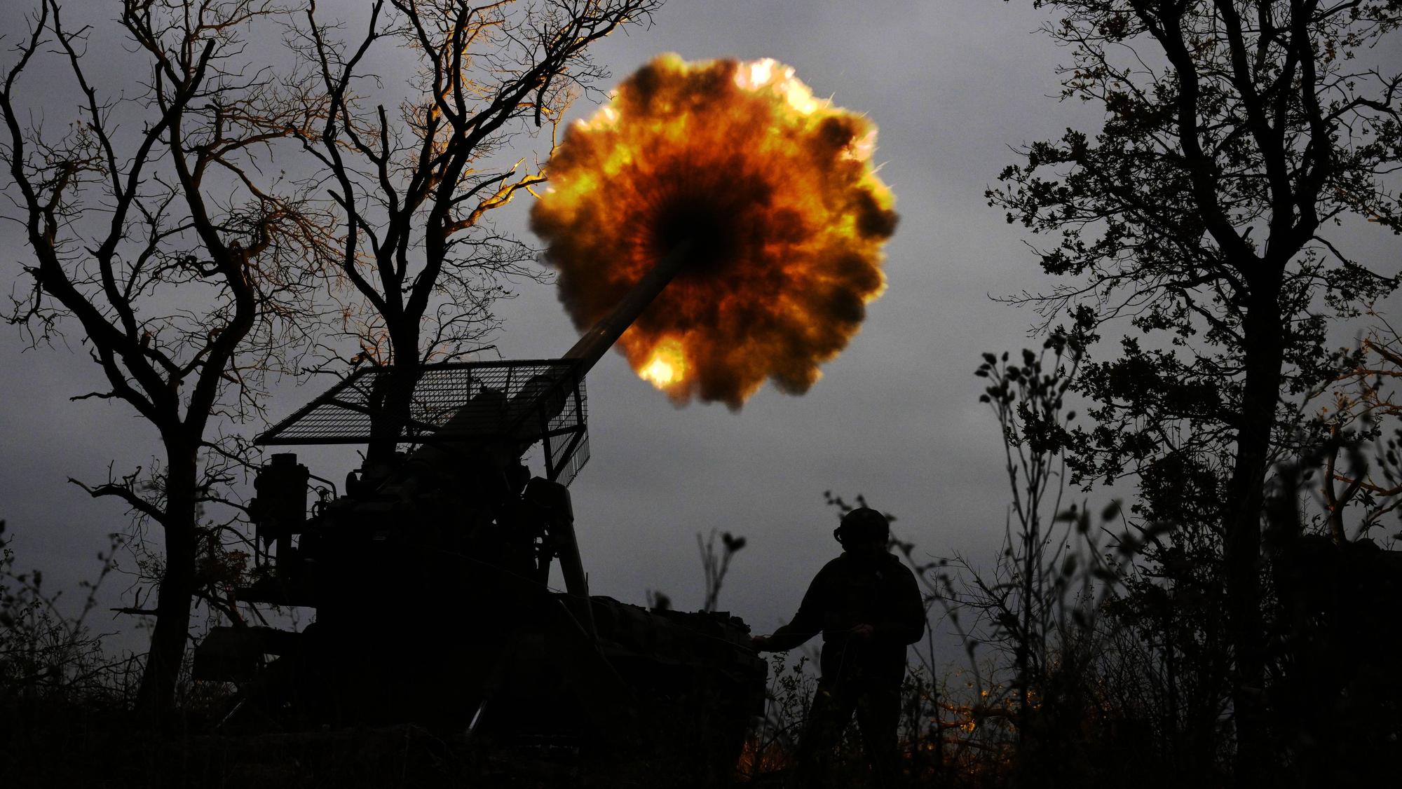 Russische Soldaten feuern nach Donezk auf ukrainische Stellungen. Immer wieder gibt es Berichte über grausame Zustände in der russischen Armee. (Symbolbild)