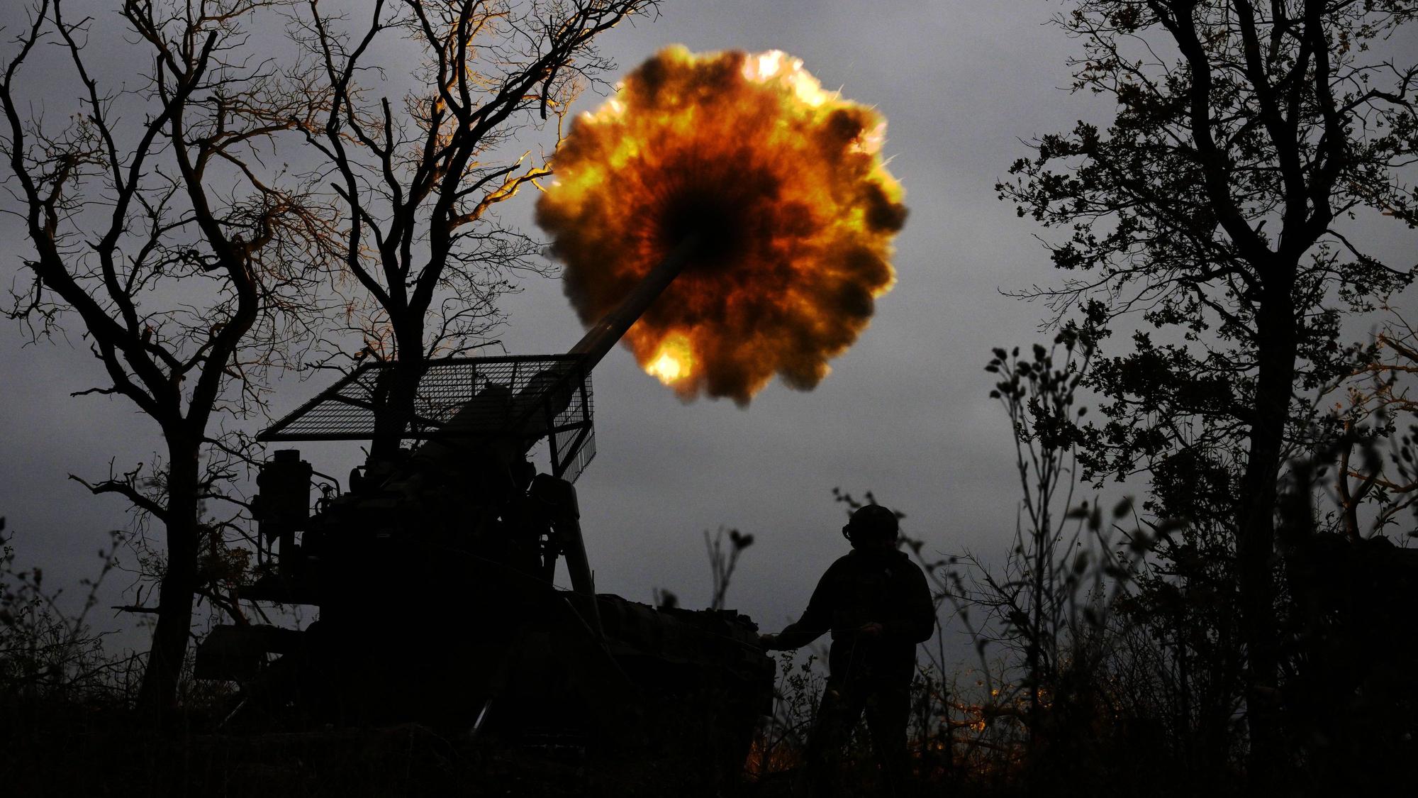 Russische Soldaten feuern mit einer Haubitze auf ukrainische Stellungen. (Archivbild)