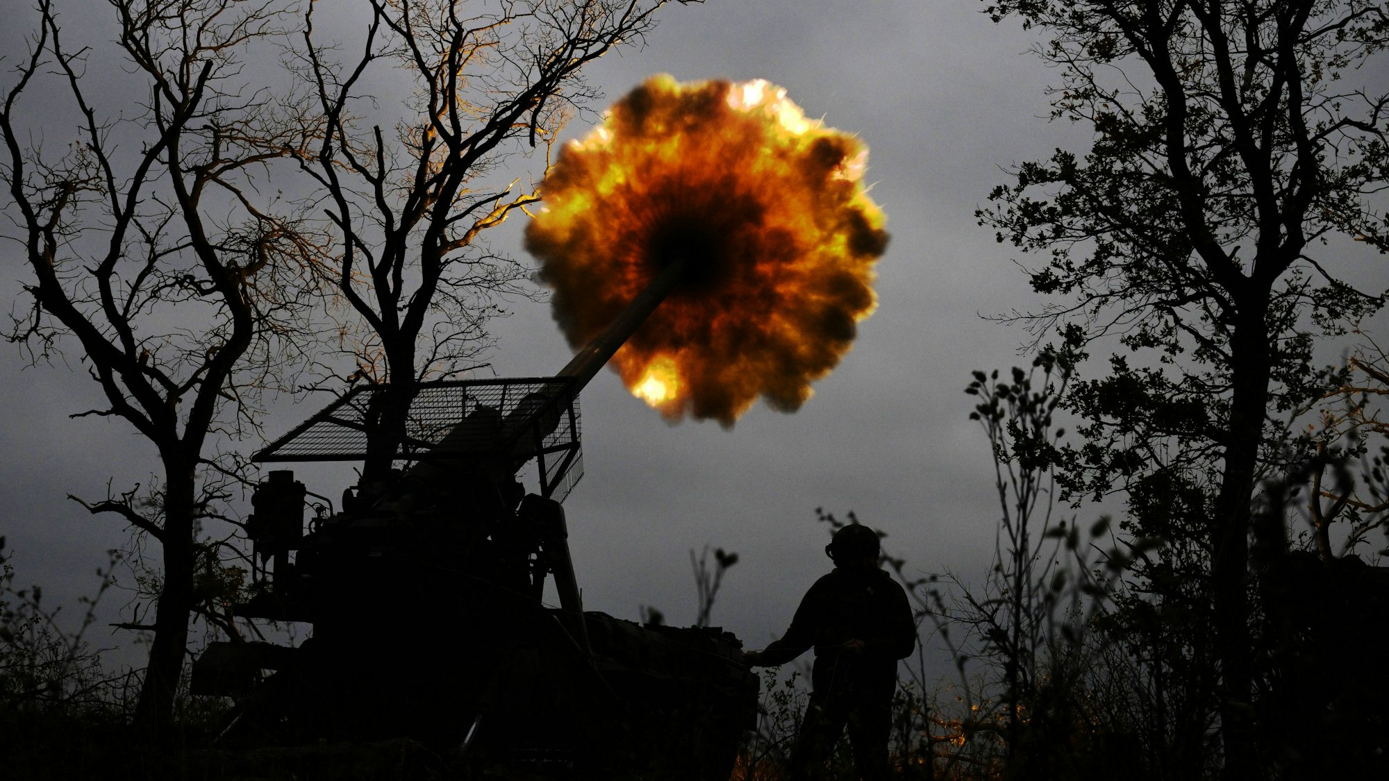Russische Soldaten an der Frontlinie nahe Donezk. Deserteure schildern immer wieder menschenunwürdige Zustände innerhalb der russischen Armee. (Archivbild)