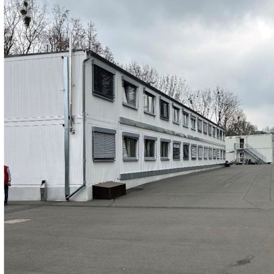 Auf dem Bild ist als Beispiel für eine ZUE eine Containersiedlung zu sehen.