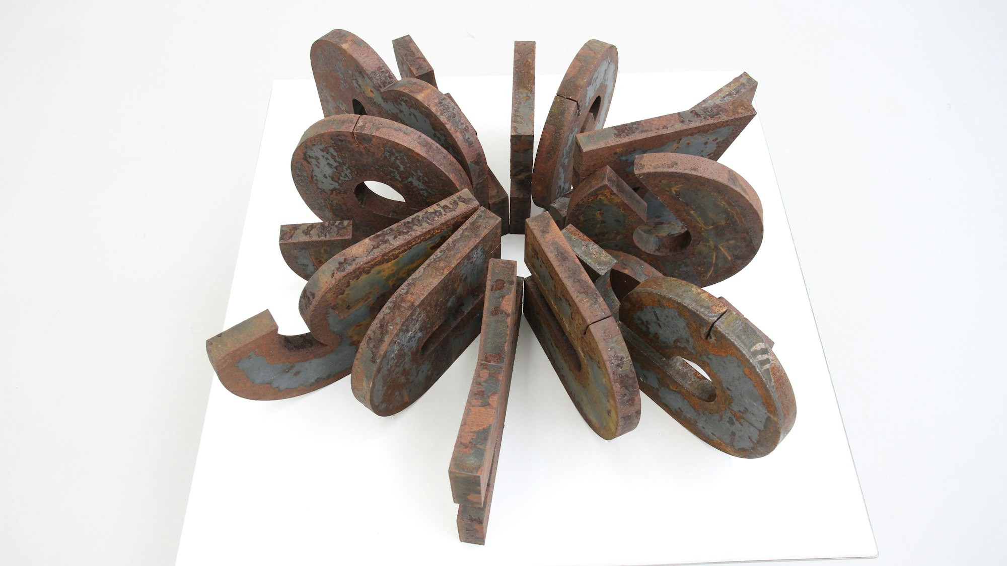 Eine Skulptur aus stählernen Buchstaben.