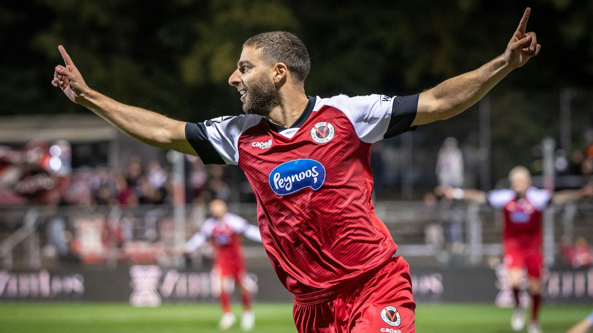 3. Liga: FC Viktoria Köln - FC Ingolstadt 04, 22.10.2024 Jubel zum 4:3 durch Serhat-Semih Güler FC Viktoria Köln, 30 Köln, 22.10.2024, 11. Spieltag der 3. Fußball-Liga, FC Viktoria Köln - FC Ingolstadt 04 im Sportpark Hoehenberg in Köln. Die DFL-Bestimmungen verbieten die Verwendung von Fotografien als Bildsequenzen und / oder Quasi-Videos. *** 3 Liga FC Viktoria Köln FC Ingolstadt 04, 22 10 2024 Cheers for the 4 3 by Serhat Semih Güler FC Viktoria Köln, 30 Cologne, 22 10 2024, 11 matchday of the 3 soccer league, FC Viktoria Köln FC Ingolstadt 04 at Sportpark Hoehenberg in Cologne The DFL regulations prohibit the use of photographs as image sequences and or quasi videos Copyright: xBEAUTIFULxSPORTS/LeahxKohringx