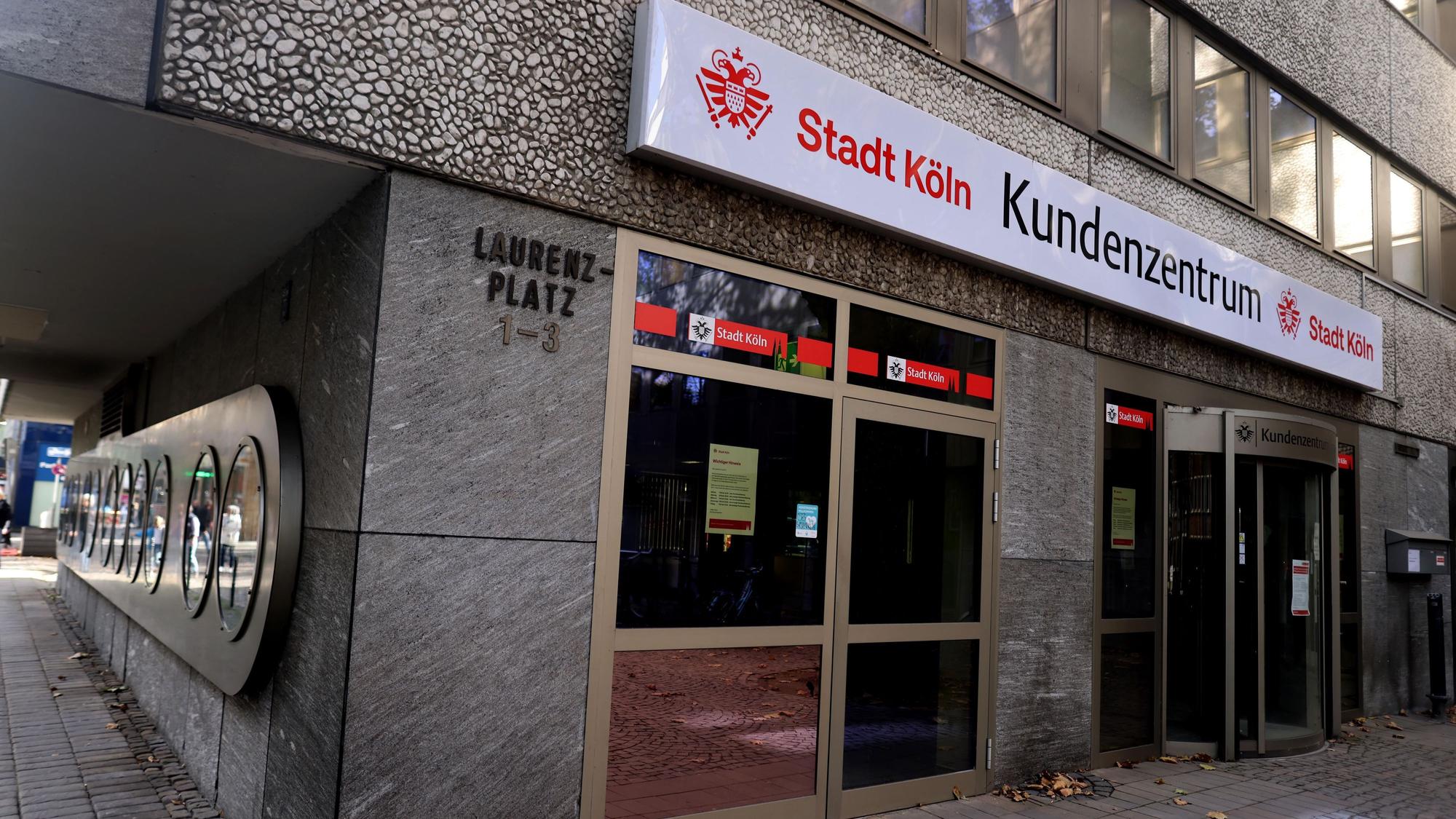 Front des Kundenzentrums Köln-Innenstadt am Laurenzplatz. Nach vier Wochen Renovierung öffnet die Meldehalle am Montag wieder.