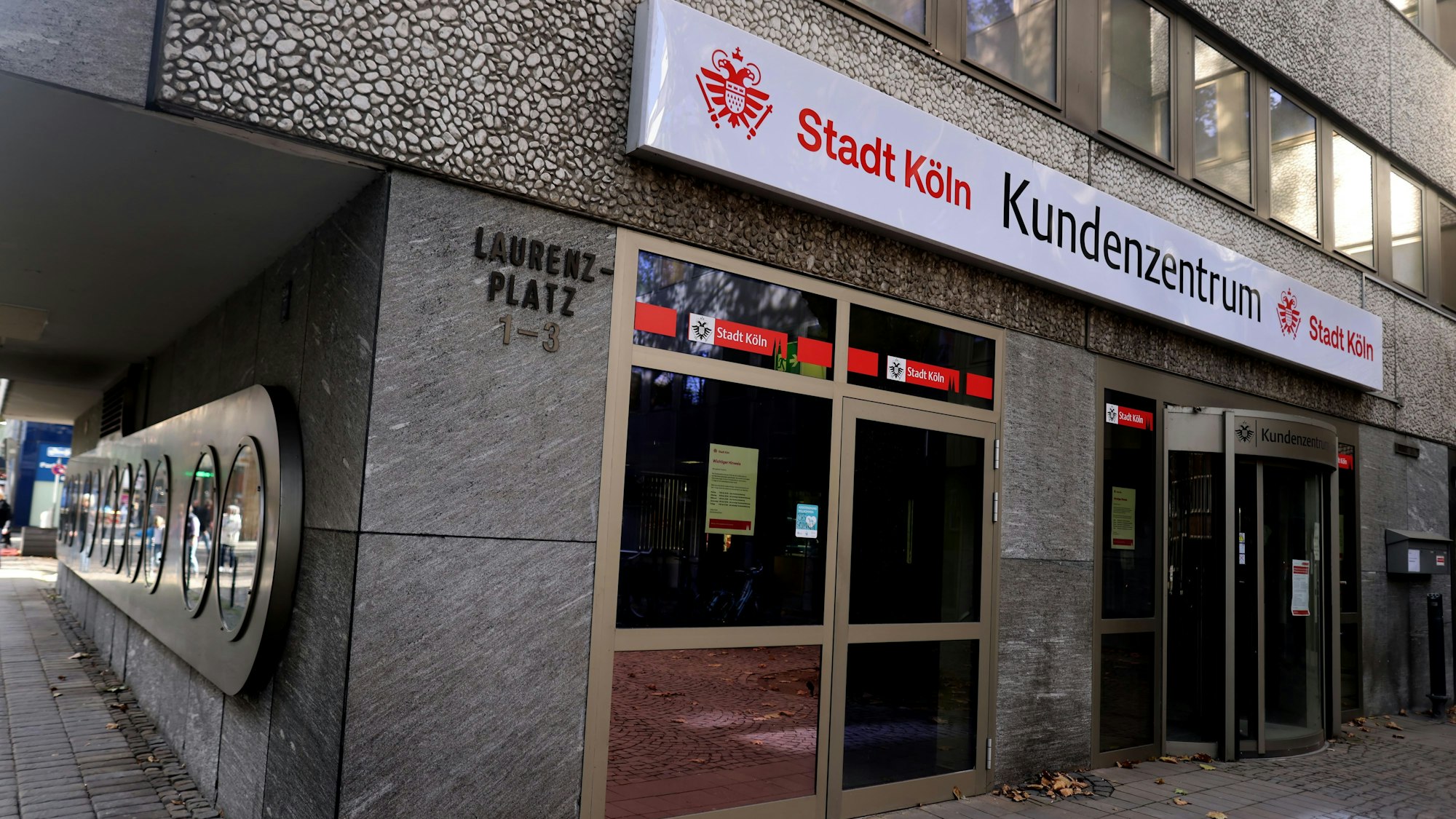 Front des Kundenzentrums Köln-Innenstadt am Laurenzplatz. Nach vier Wochen Renovierung öffnet die Meldehalle am Montag wieder.