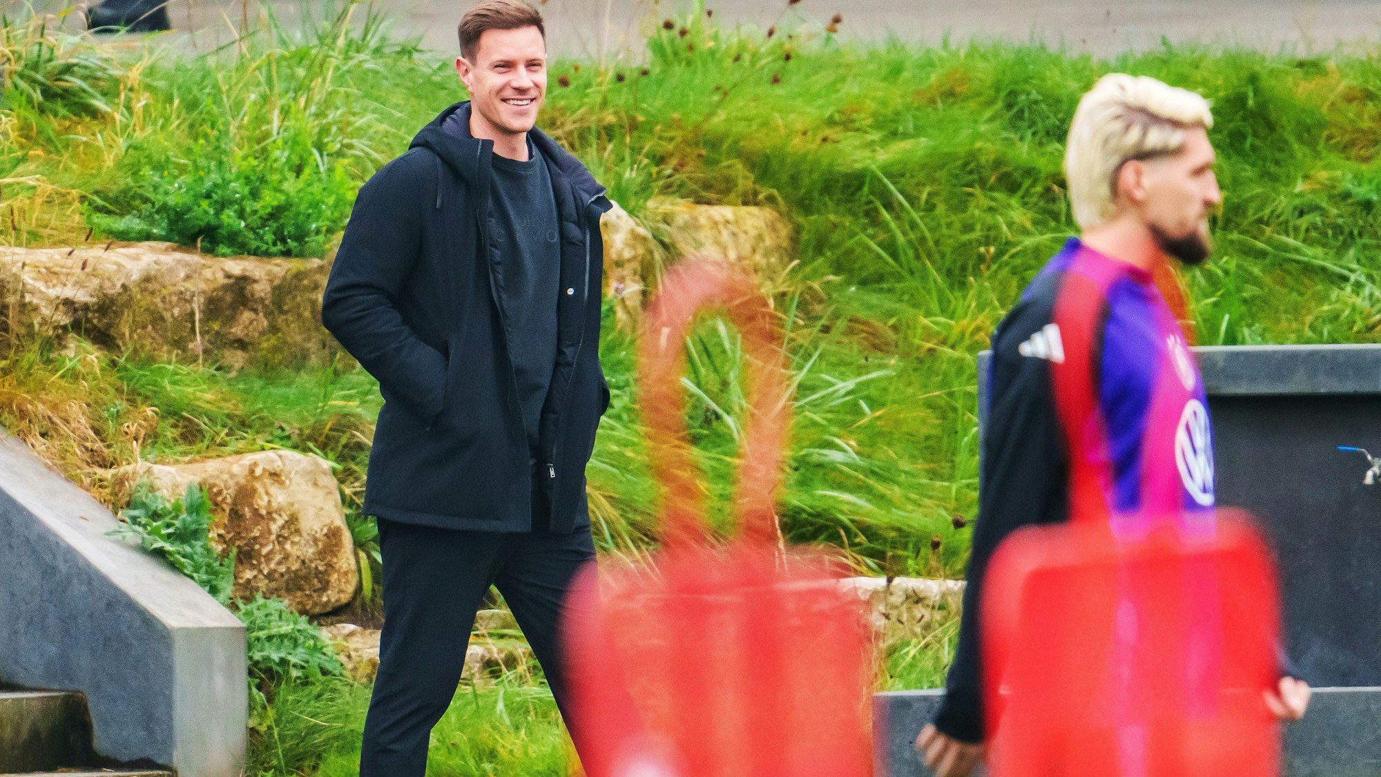 Der verletzte Stammtorwart Marc-André ter Stegen stattete seiner Mannschaft einen Besuch in Frankfurt ab.