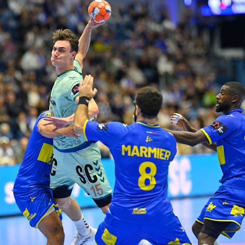 Zum Torwurf durchbricht Miro Schluroff mit dem Ball in der Hand die Abwehr.