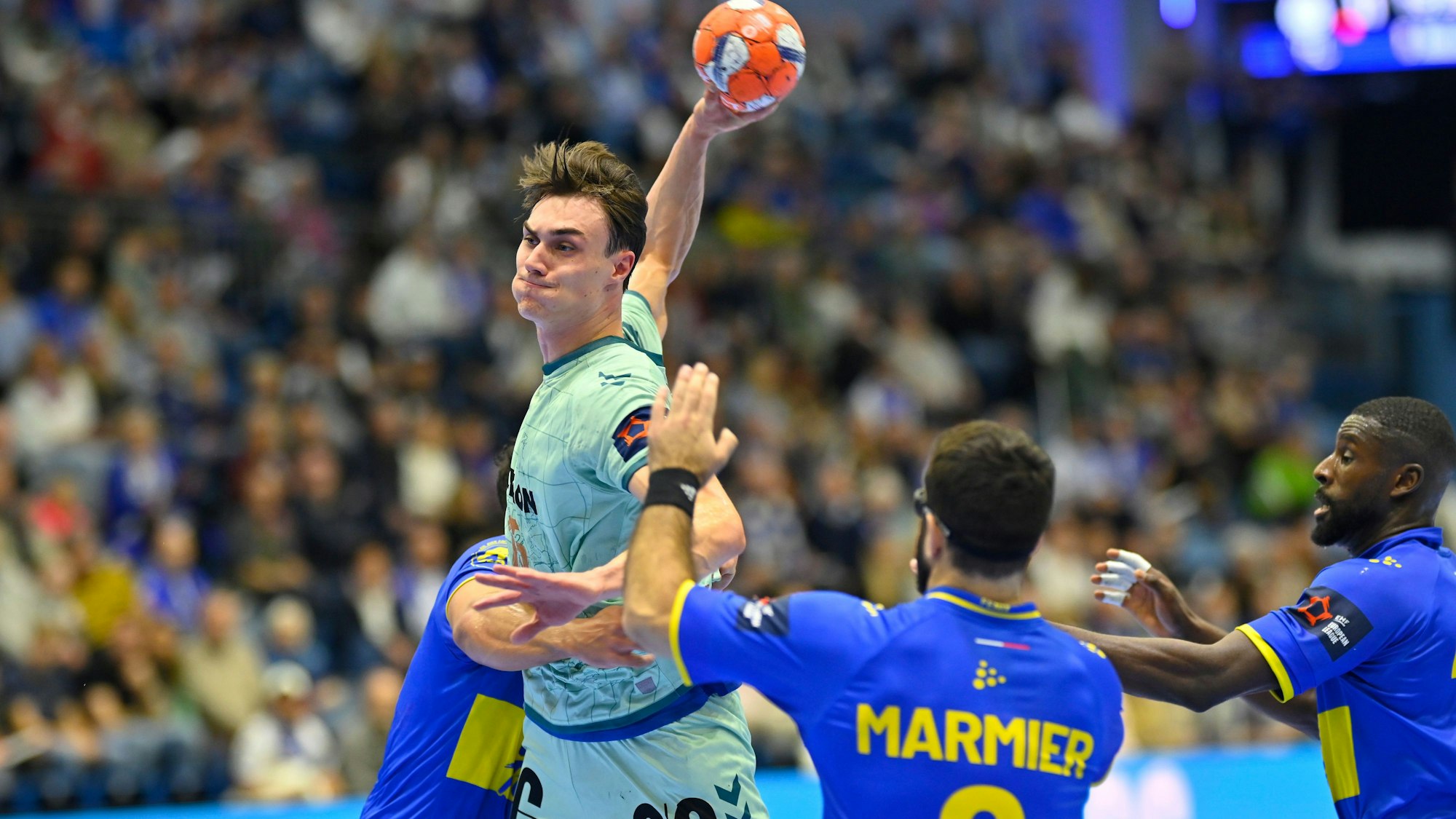 Zum Torwurf durchbricht Miro Schluroff mit dem Ball in der Hand die Abwehr.