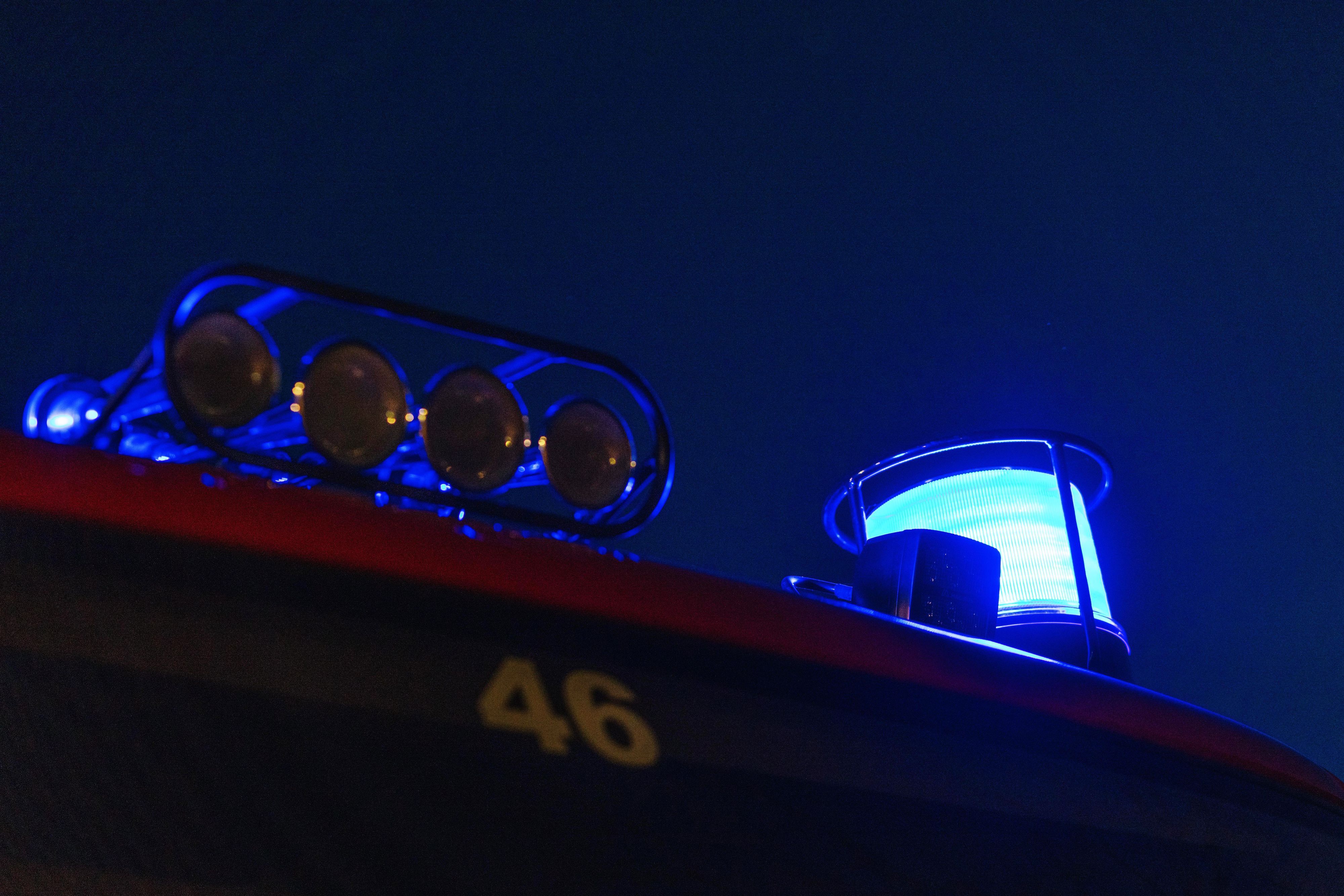 Ein Blaulicht ist auf einem Feuerwehr-Einsatzfahrzeug montiert. (Symbolbild)