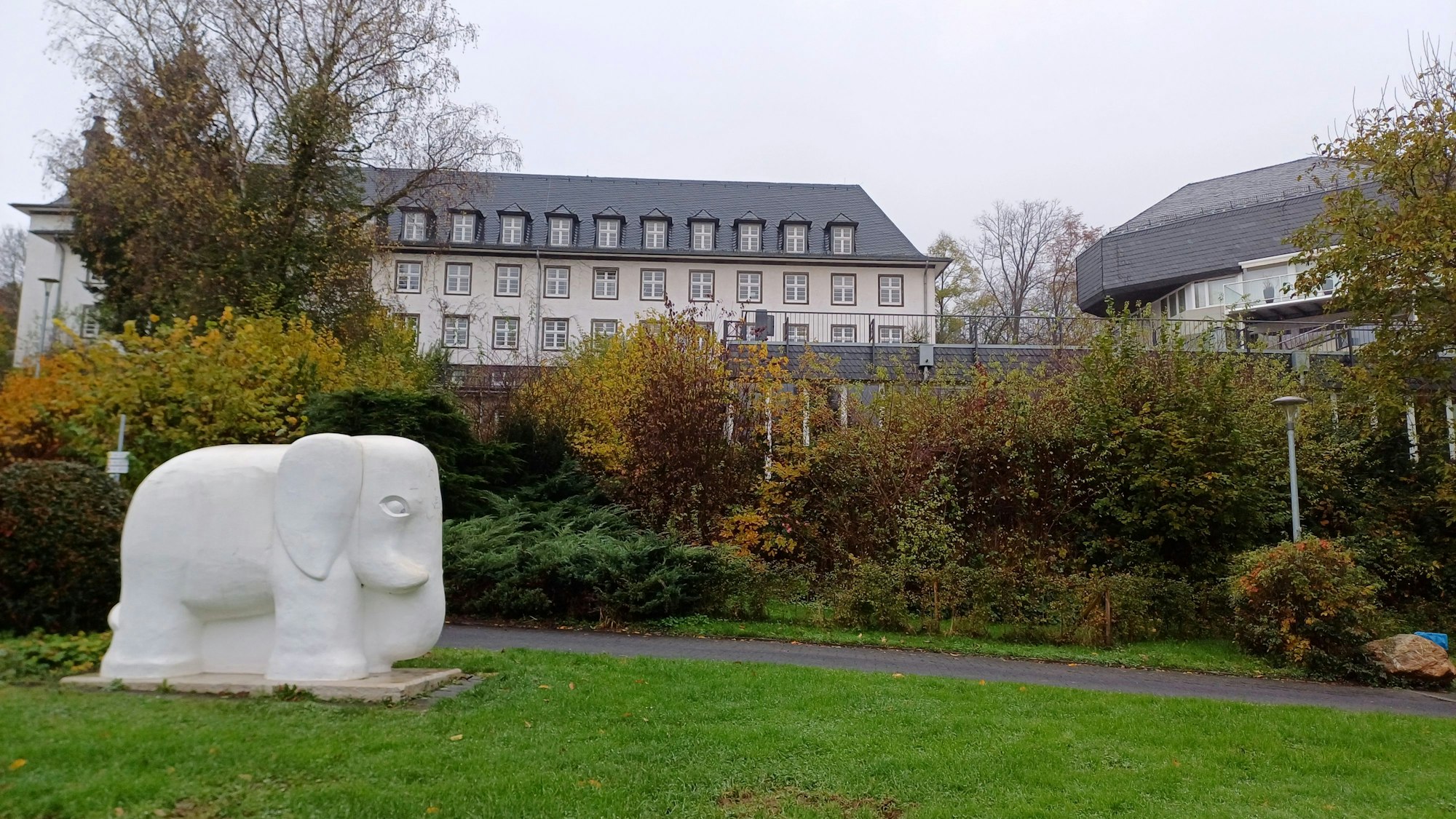 Das Kurhaus in Bad Münstereifel vom Kurpark aus gesehen. Im Vordergrund steht der weiße Elefant, eine Skulptur.