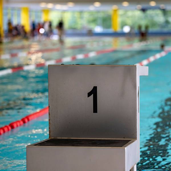 Das Schwimmbecken eines Hallenbads. (Symbolbild)