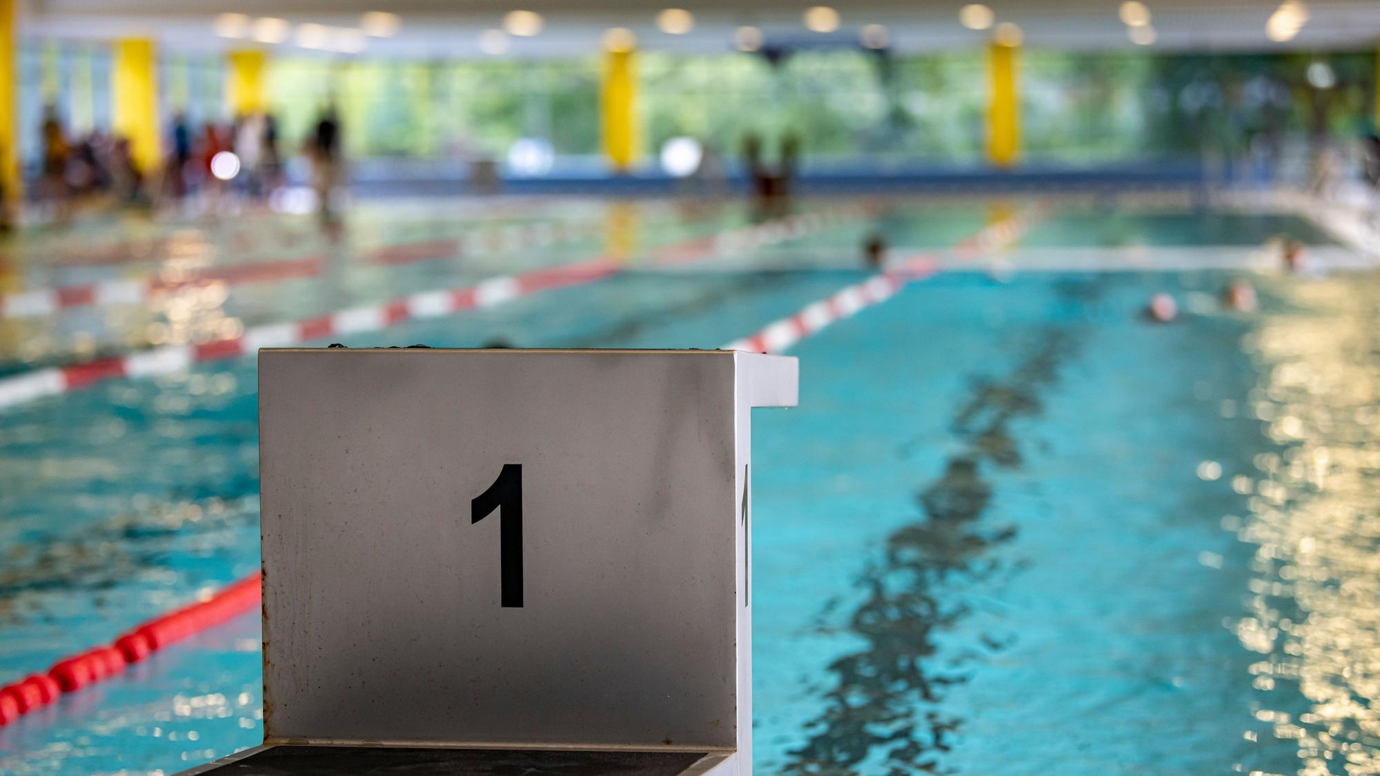 Das Schwimmbecken eines Hallenbads. (Symbolbild)