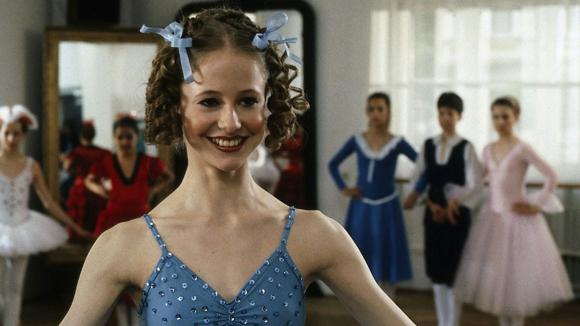 Anna Pelzer (Silvia Seidel) ist der Star der Kindertanzgruppe – eine Szene aus „Anna“.