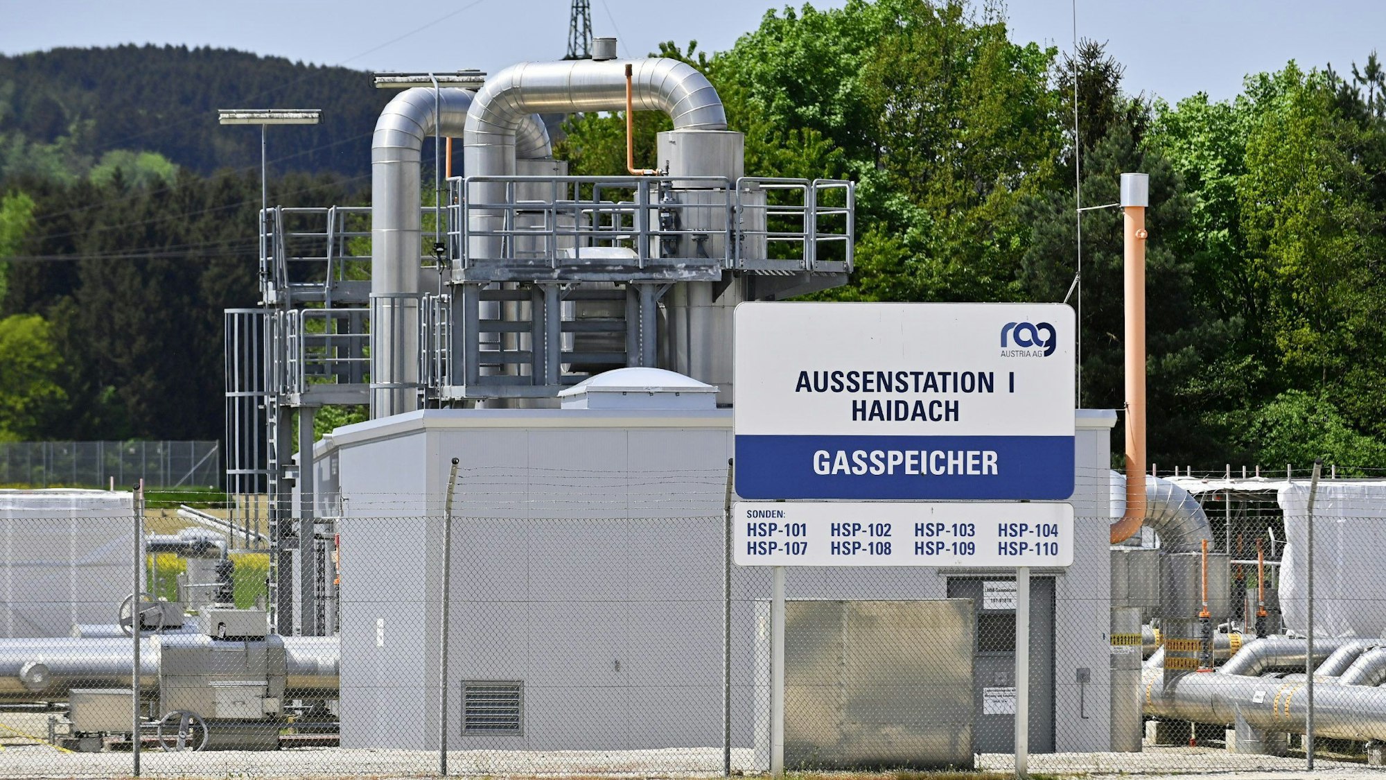 ARCHIV - 11.05.2022, Österreich, Linz: Die Gasspeicherstation Haidach bei Straßwalchen. Österreichs Energieministerin.