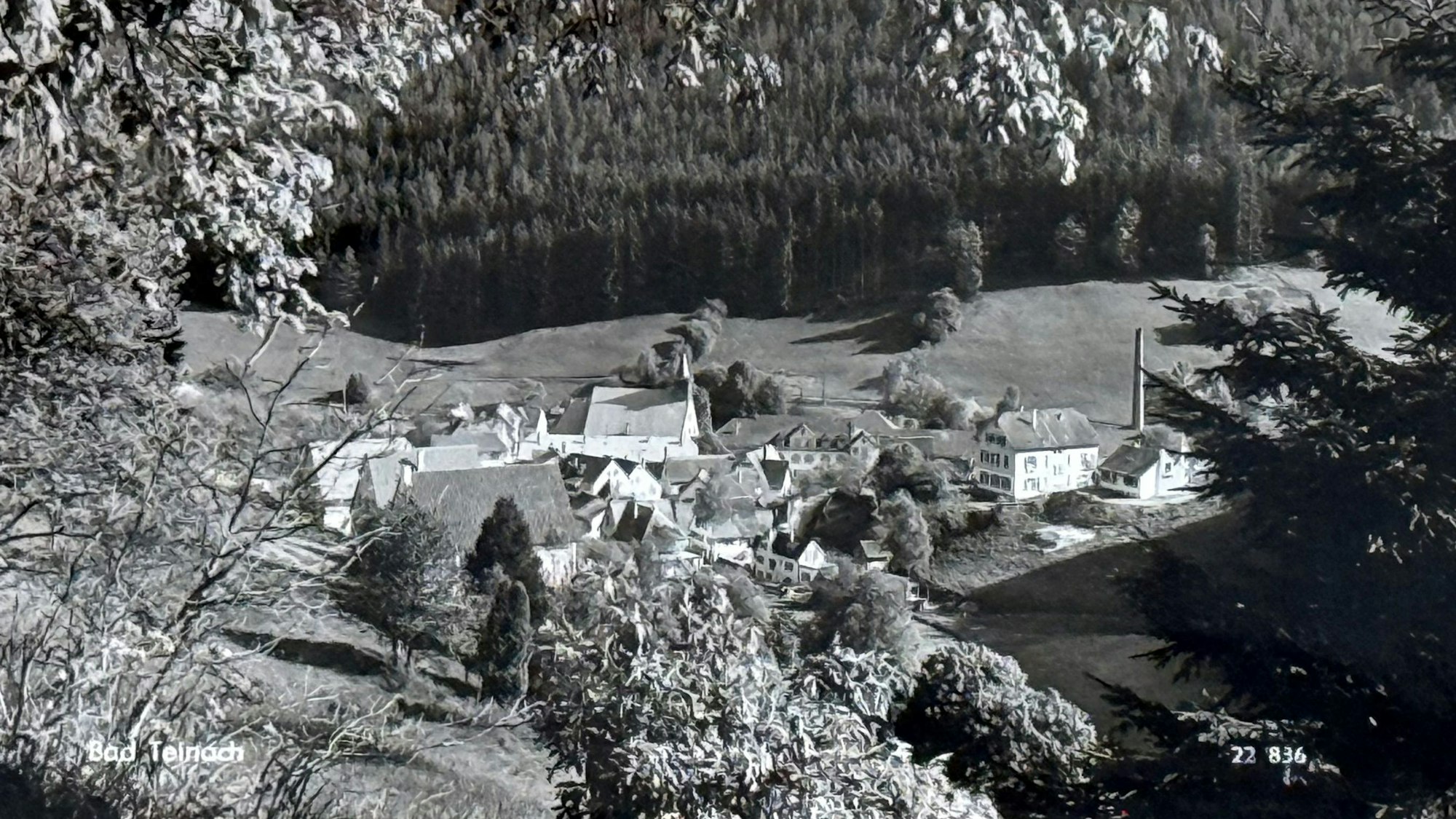 Die alte Postkarte zeigt eine Ansicht der Ortsmitte von Bad Teinach in Schwarz-Weiß. Aufgenommen wurde das Foto von der Landesstraße 346 aus. Jetzt, nach 59 Jahren, ist diese Postkarte in Gummersbach angekommen.