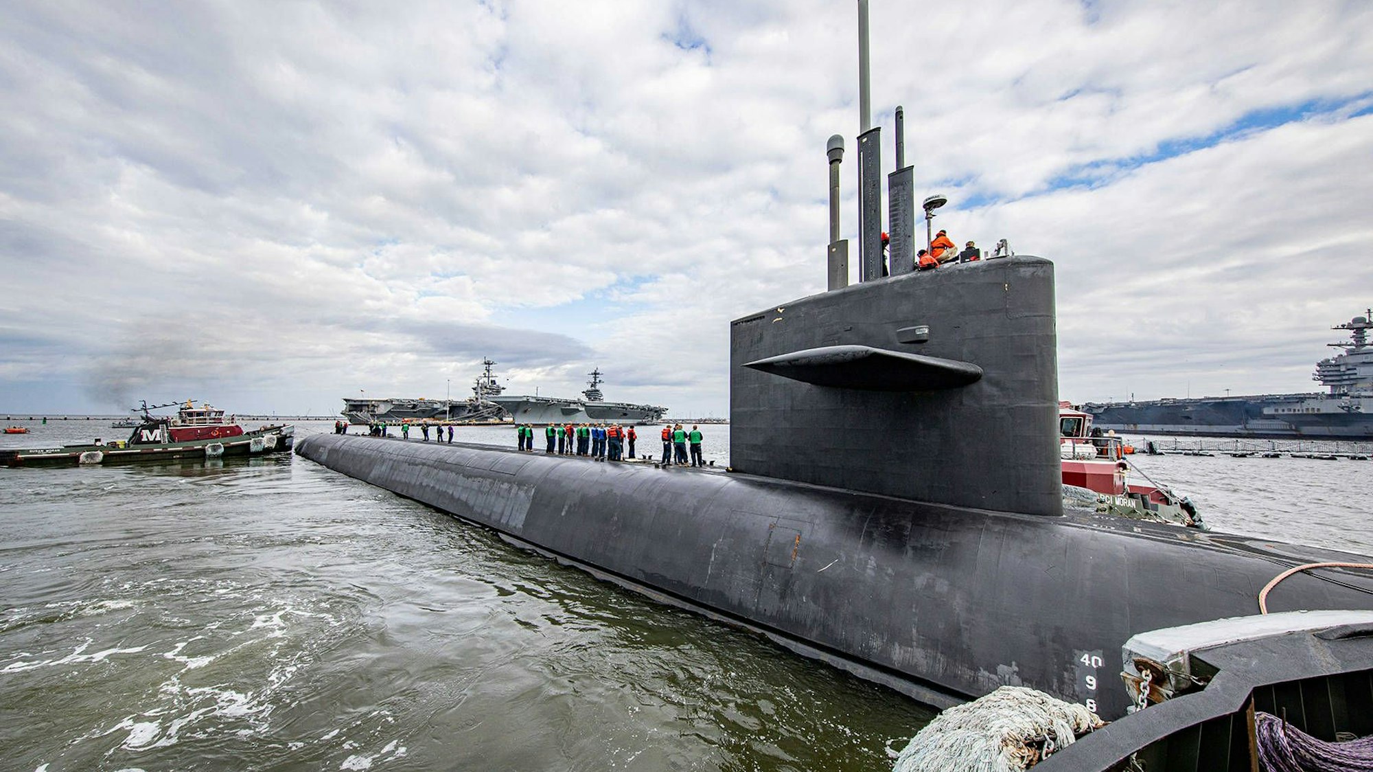 Ein U-Boot der Virginia-Klasse an einem Hafen.