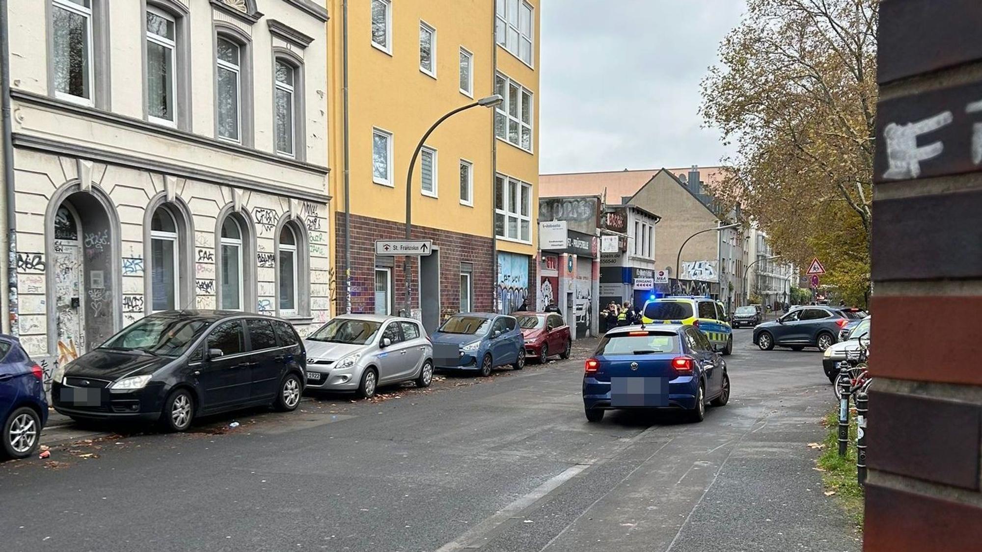 Einsatzkräfte stehen auf einer Straße