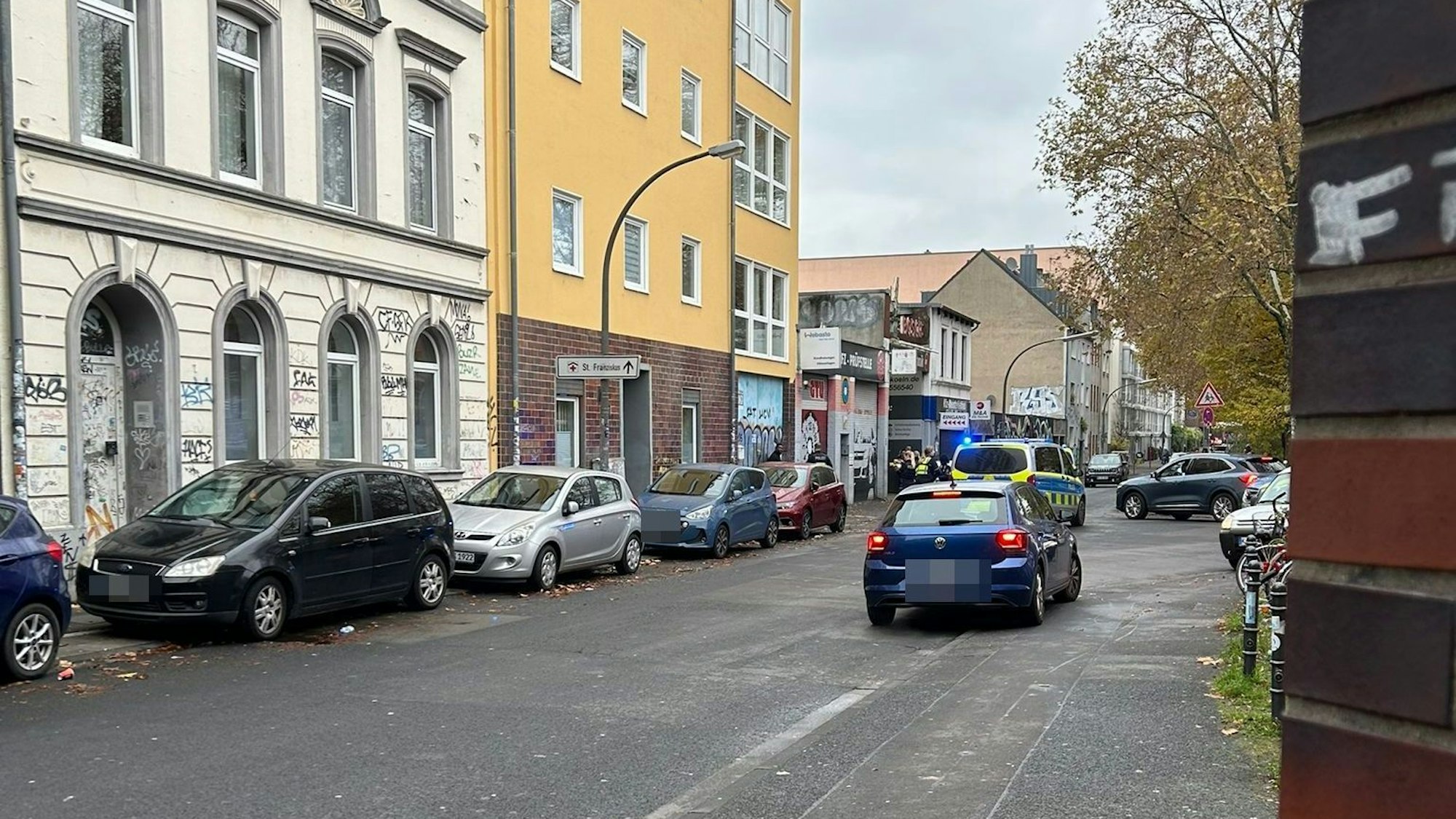 Einsatzkräfte stehen auf einer Straße
