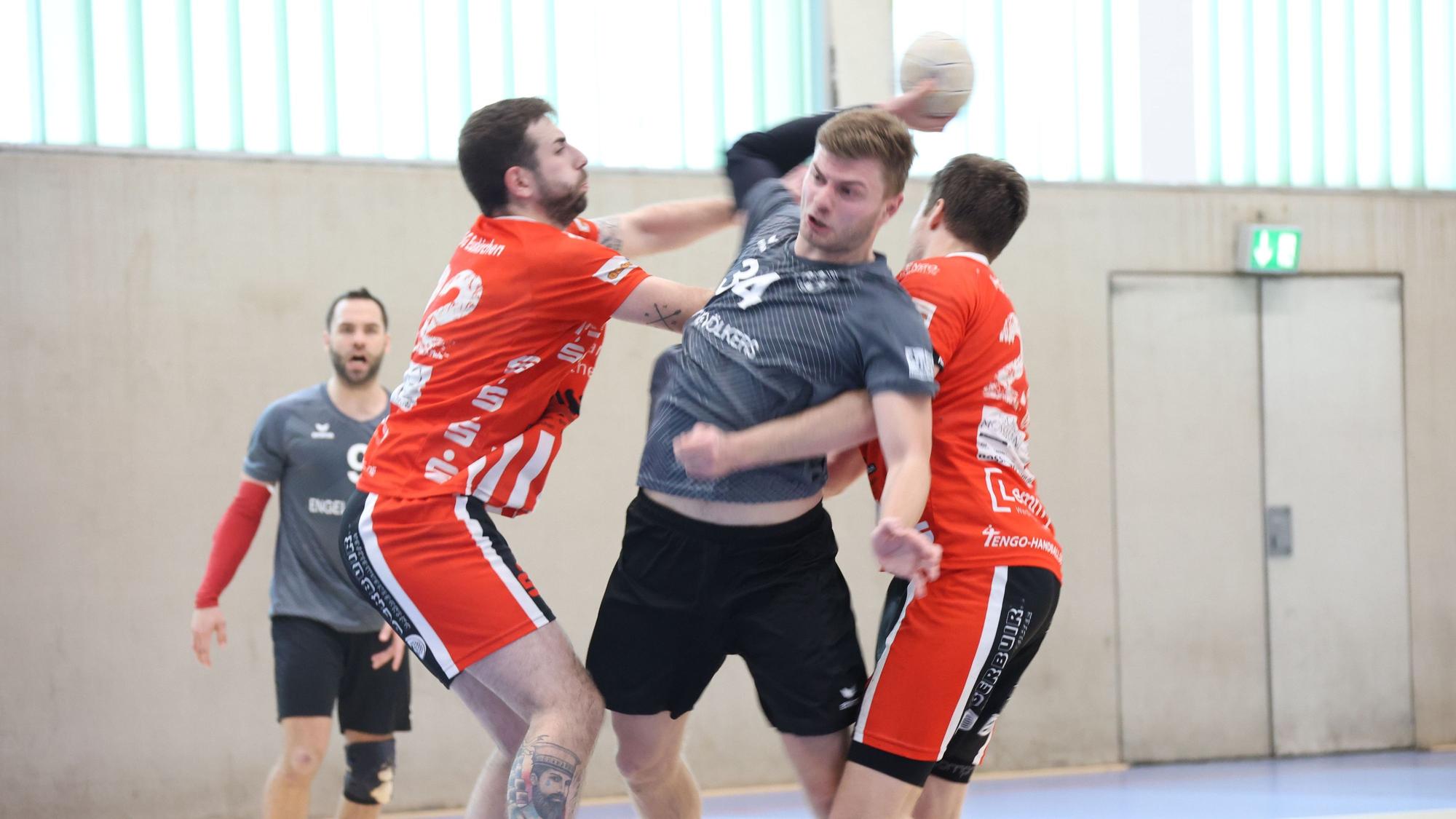 Fabian Horst wird hier von David Henzel (l.) und Simon Wuth in die Zange genommen.