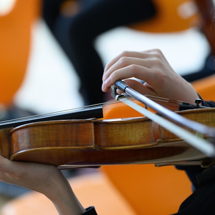 Eine Frau spielt Geige.
