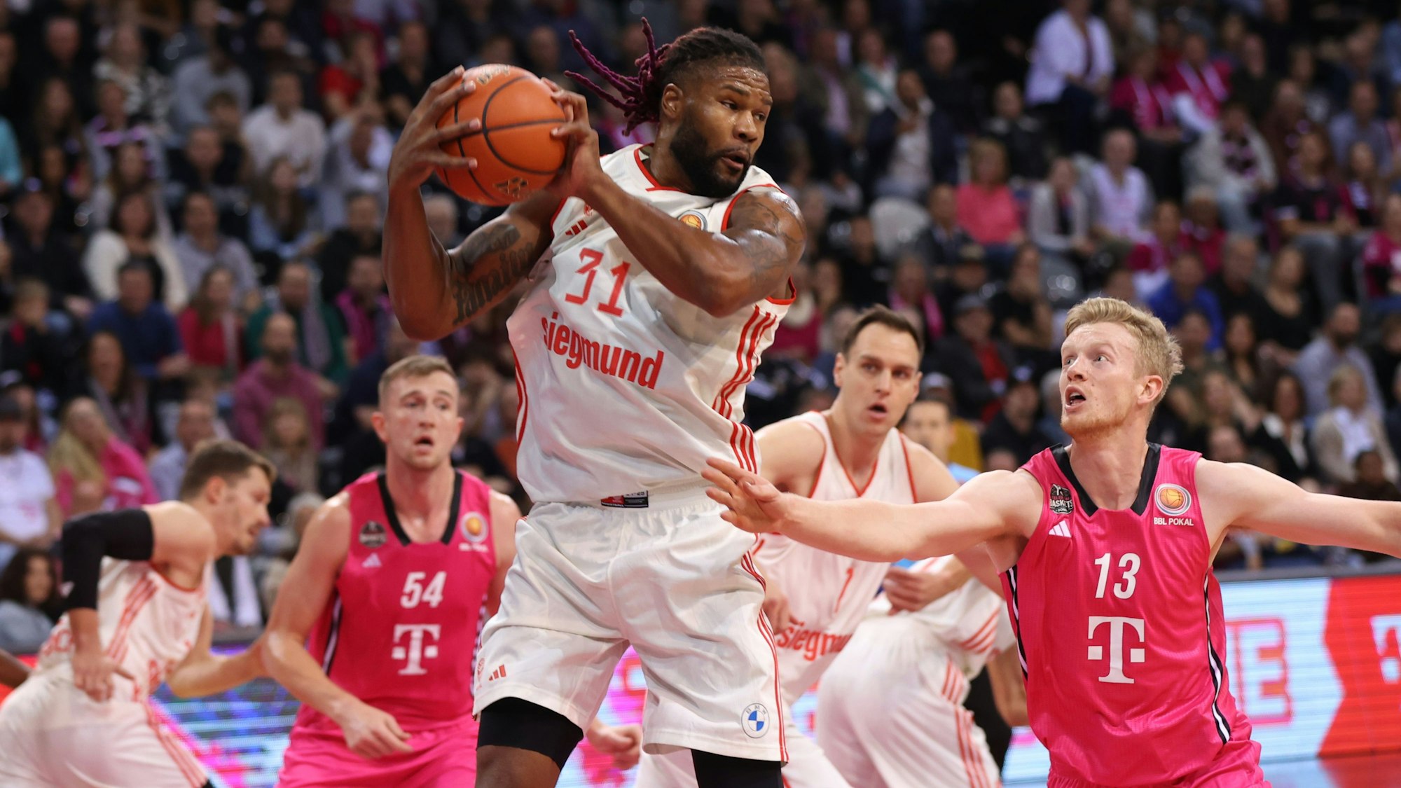 Bayerns Star-Center Devin Booker schnappt hier Bodie Hume den Ball weg.