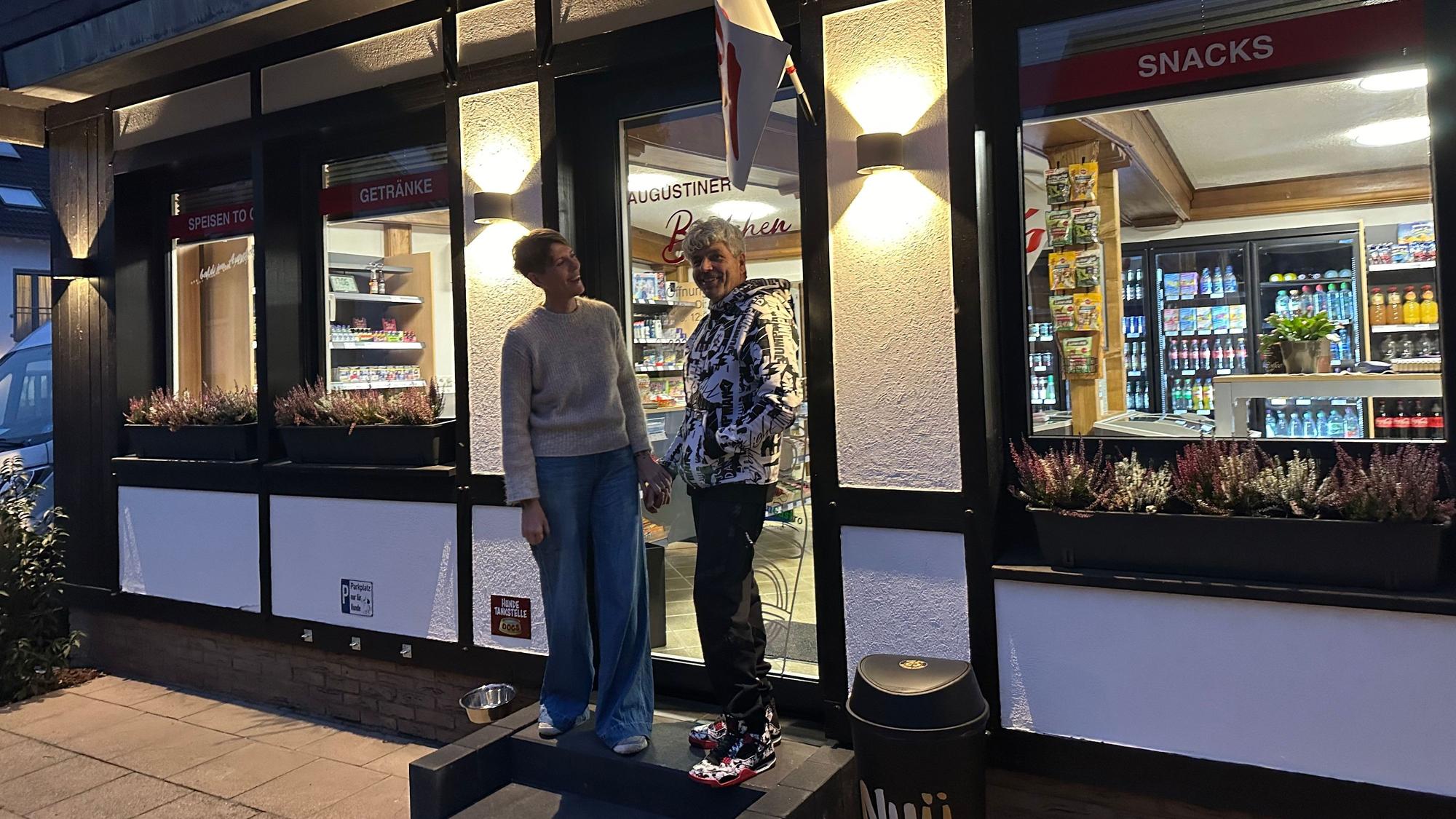 Mario und Angelika Schmitz in ihrem neuen Augustiner Büdchen neben dem Hotel Das Augustin.