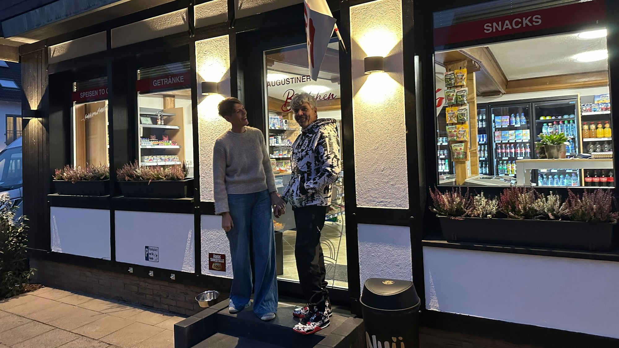 Mario und Angelika Schmitz in ihrem neuen Augustiner Büdchen neben dem Hotel Das Augustin.