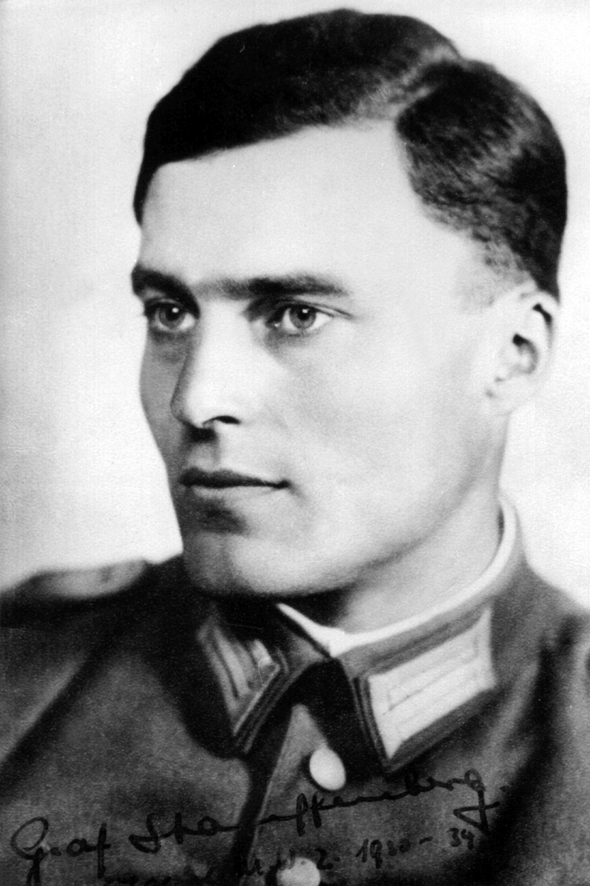 Auf dem Bild ist ein Portrait von von Stauffenberg zu sehen.