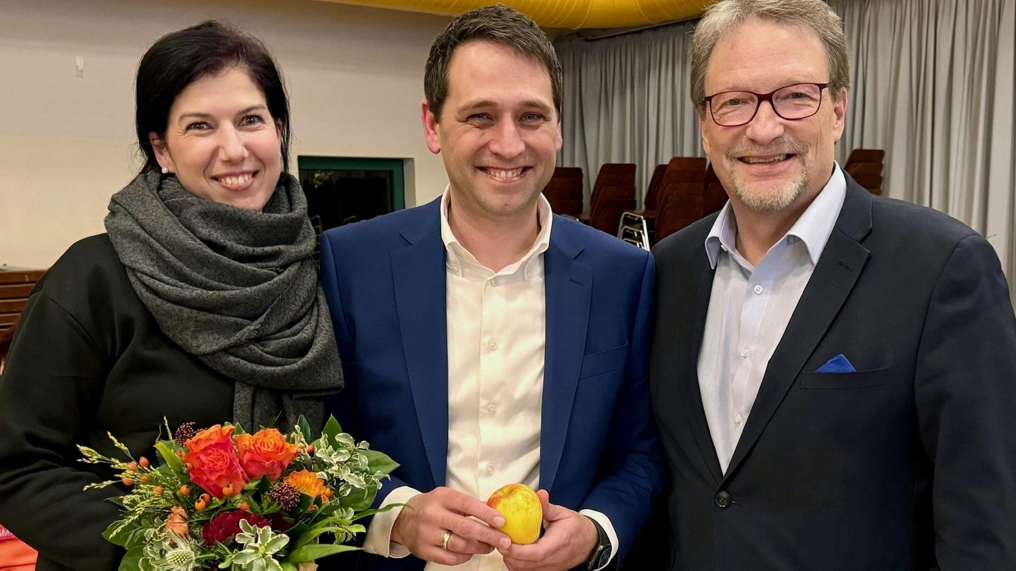 CDU-Kandidat Sven Schnieber
(Mitte) mit Frau Sabrina und Rainer Friedrich,
Vorsitzender CDU Meckenheim