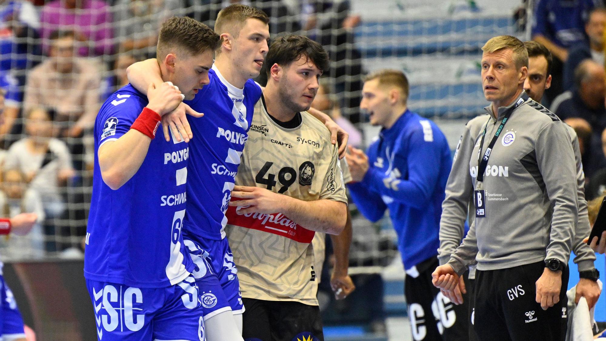 Stepan Zeman und der BHC-Spieler Aron Seesing begleiten Mykola Protsiuk vom Feld.