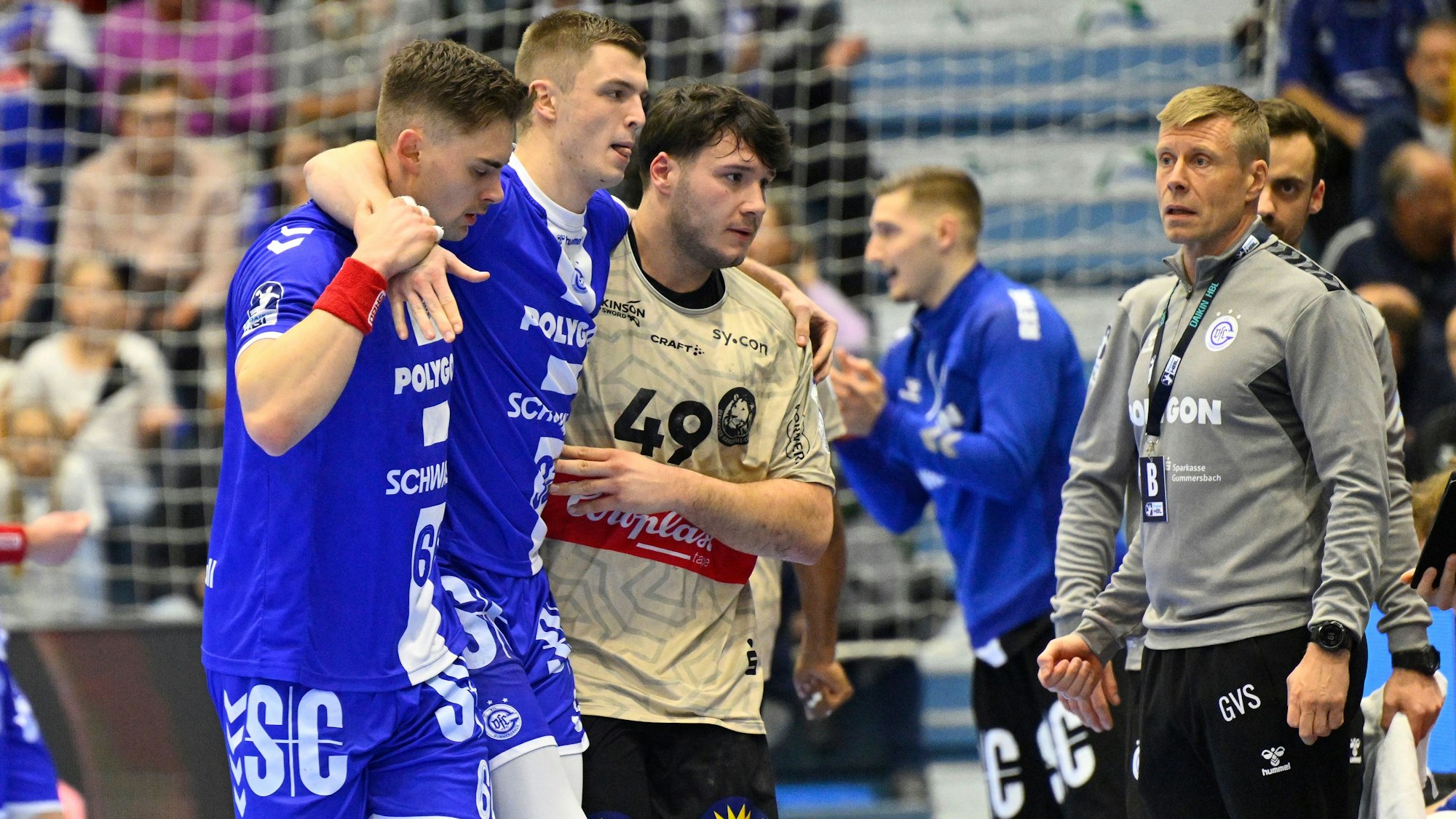 Stepan Zeman und der BHC-Spieler Aron Seesing begleiten Mykola Protsiuk vom Feld.