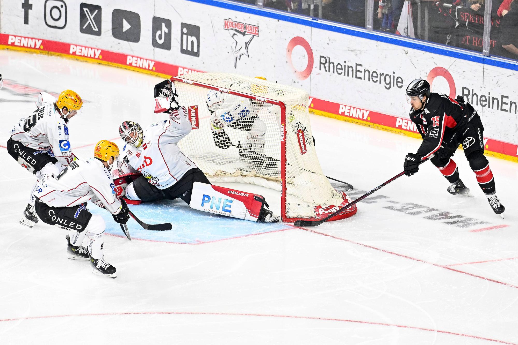 Louis-Marc Aubry (r.) scheitert mit dem Bauerntrick an Bremerhavens Torhüter Kristers Gudlevskis.