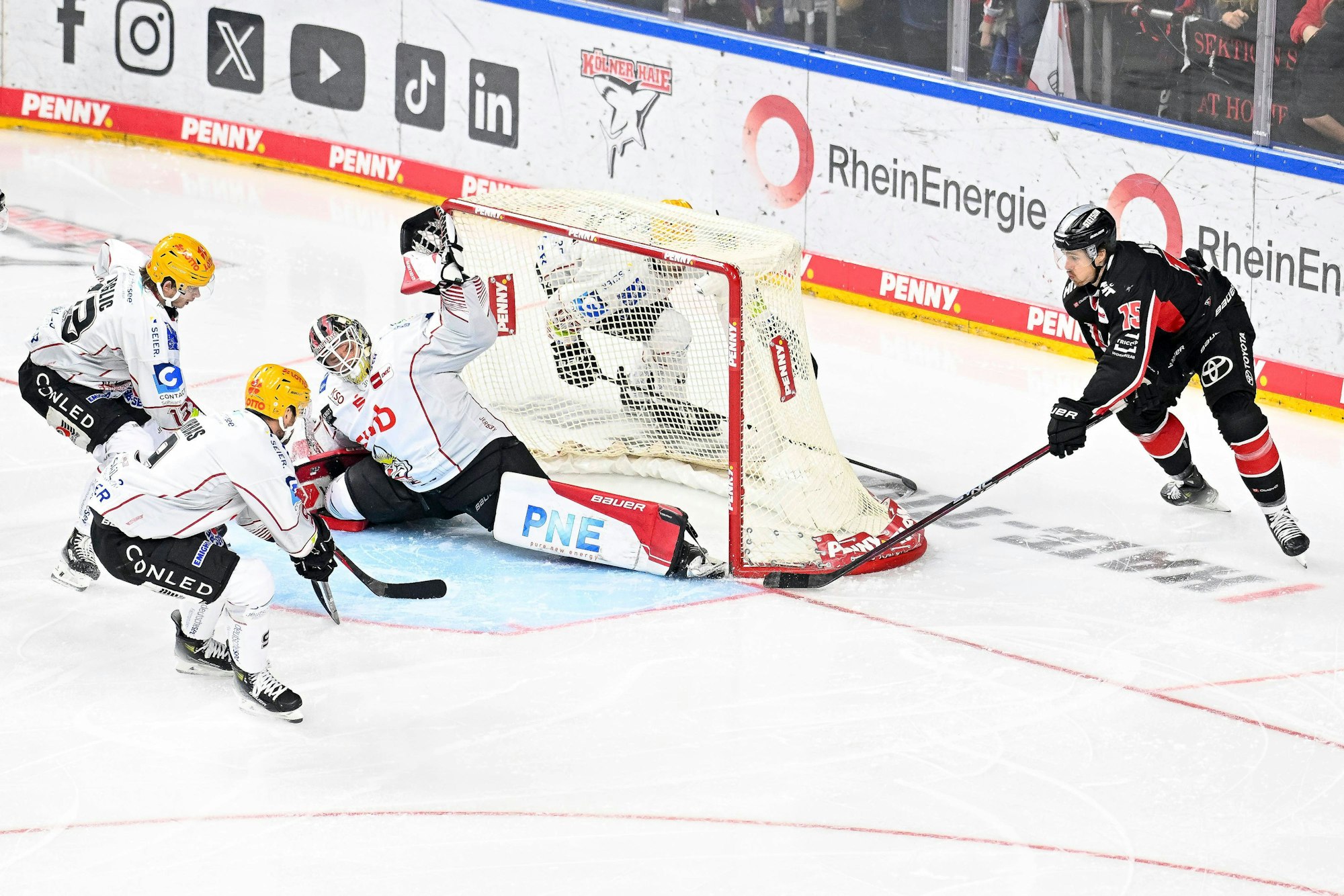 Louis-Marc Aubry (r.) scheitert mit dem Bauerntrick an Bremerhavens Torhüter Kristers Gudlevskis.