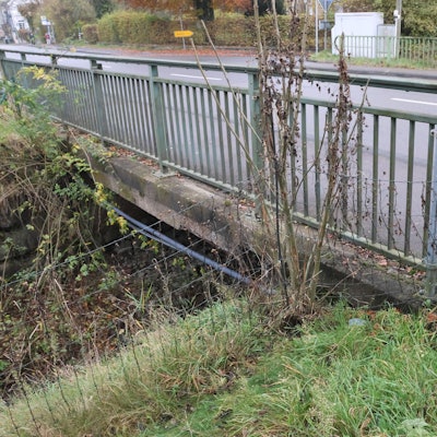 Über die Spicherbachbrücke verläuft die vielbefahrene Eckenhagener Straße.