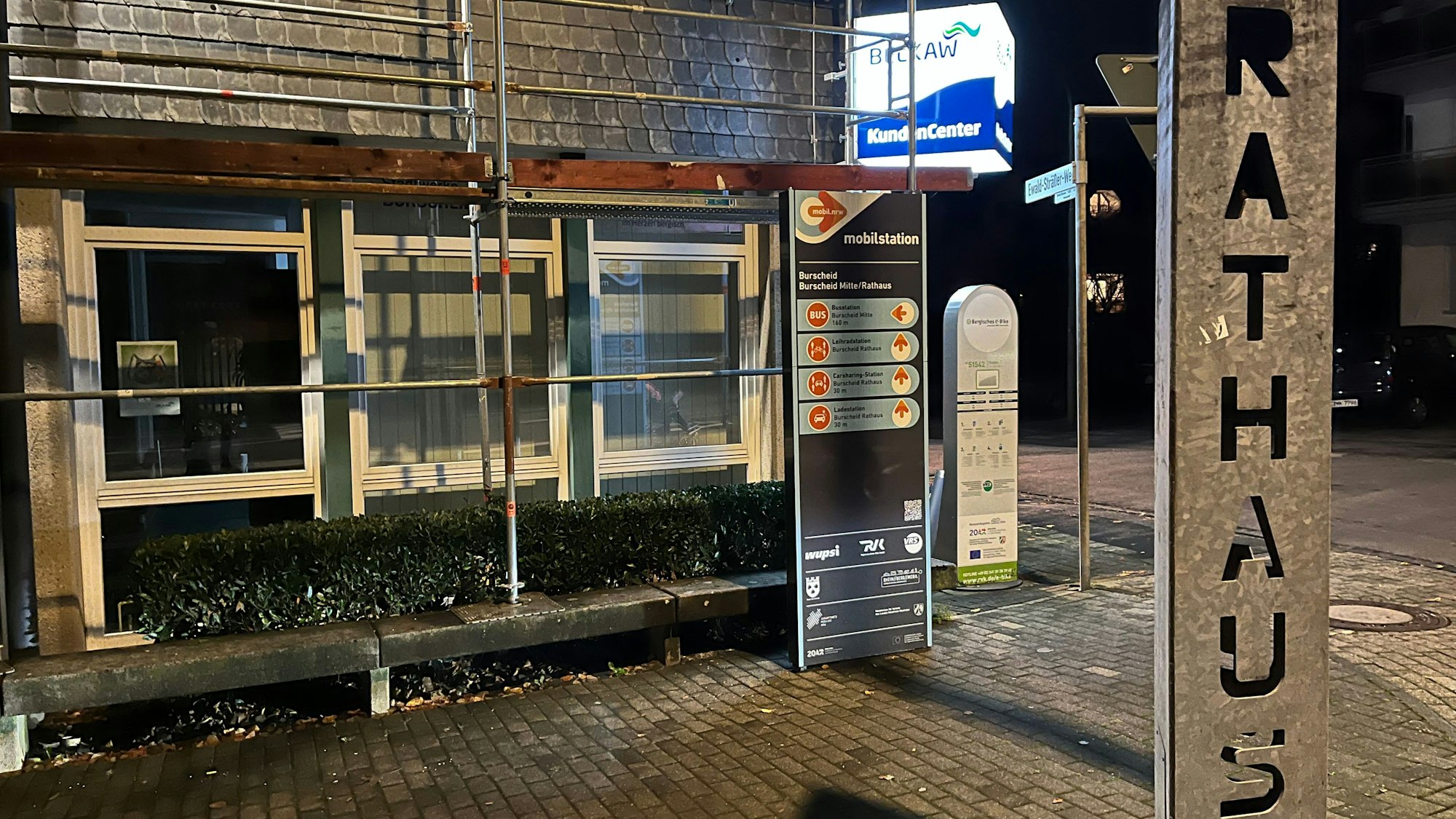 Das Burscheider Rathaus am Abend