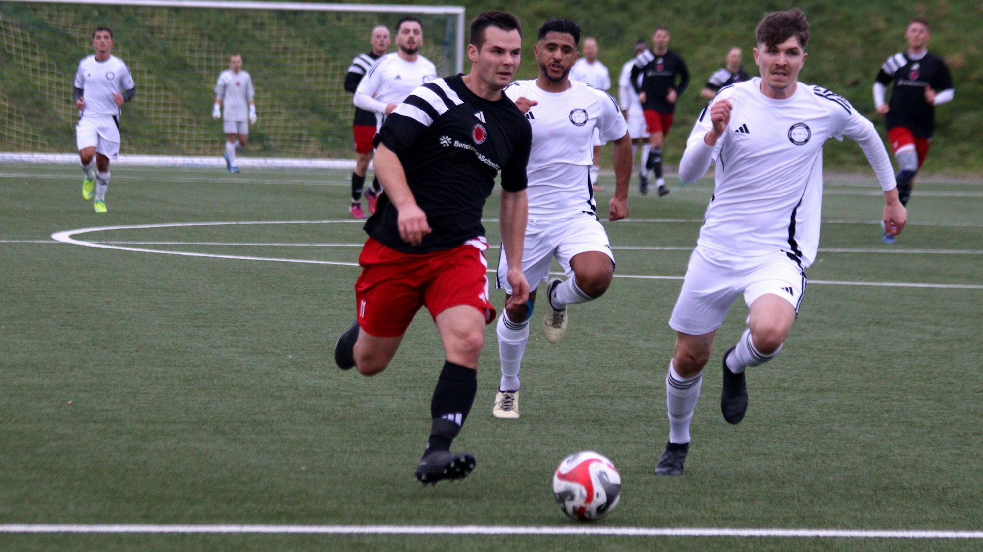 Läuft relativ frei aufs Tor zu, verfolgt von zwei Gegenspielern, vergibt aber die Chance auf das Tor: Marcel Ebel.